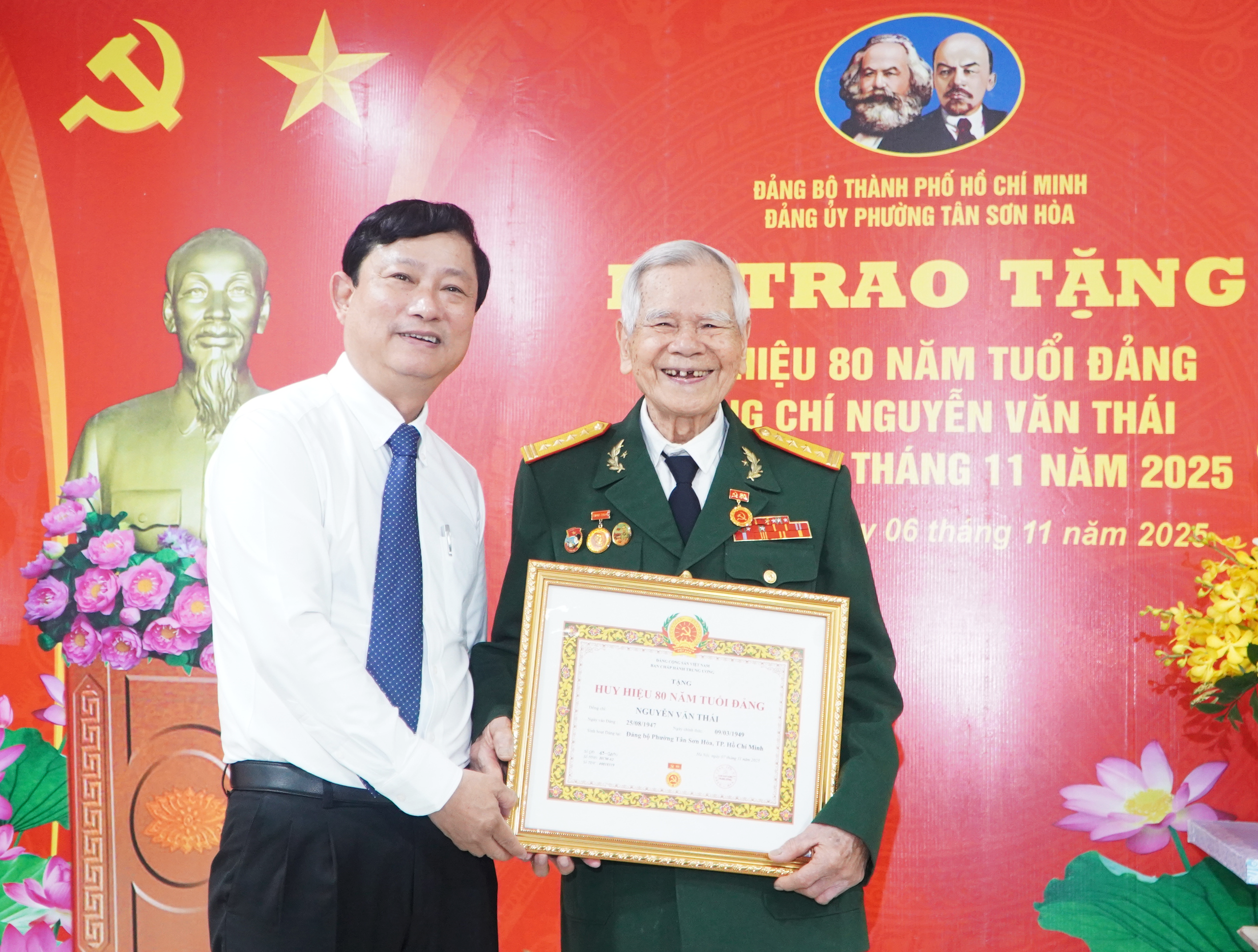 Chủ tịch HĐND TP HCM V&otilde; Văn Minh trao Huy hiệu 80 năm tuổi Đảng cho đảng vi&ecirc;n phường T&acirc;n Sơn H&ograve;a - Ảnh 1.