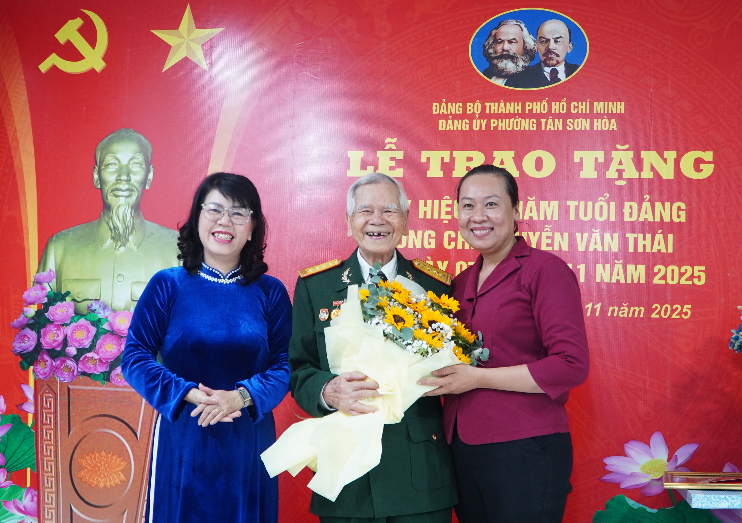 Chủ tịch HĐND TP HCM V&otilde; Văn Minh trao Huy hiệu 80 năm tuổi Đảng cho đảng vi&ecirc;n phường T&acirc;n Sơn H&ograve;a - Ảnh 2.