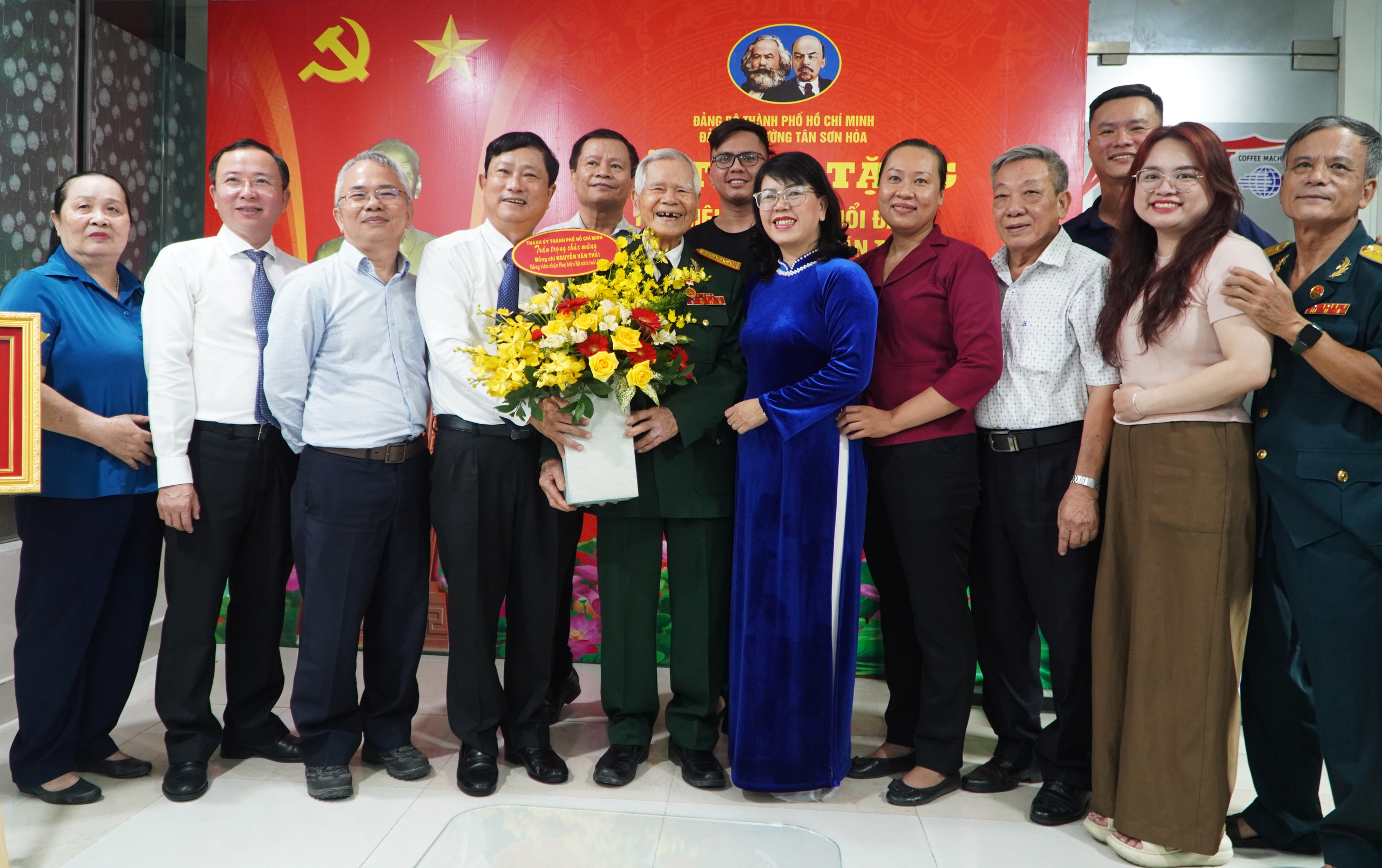 Chủ tịch HĐND TP HCM V&otilde; Văn Minh trao Huy hiệu 80 năm tuổi Đảng cho đảng vi&ecirc;n phường T&acirc;n Sơn H&ograve;a - Ảnh 4.