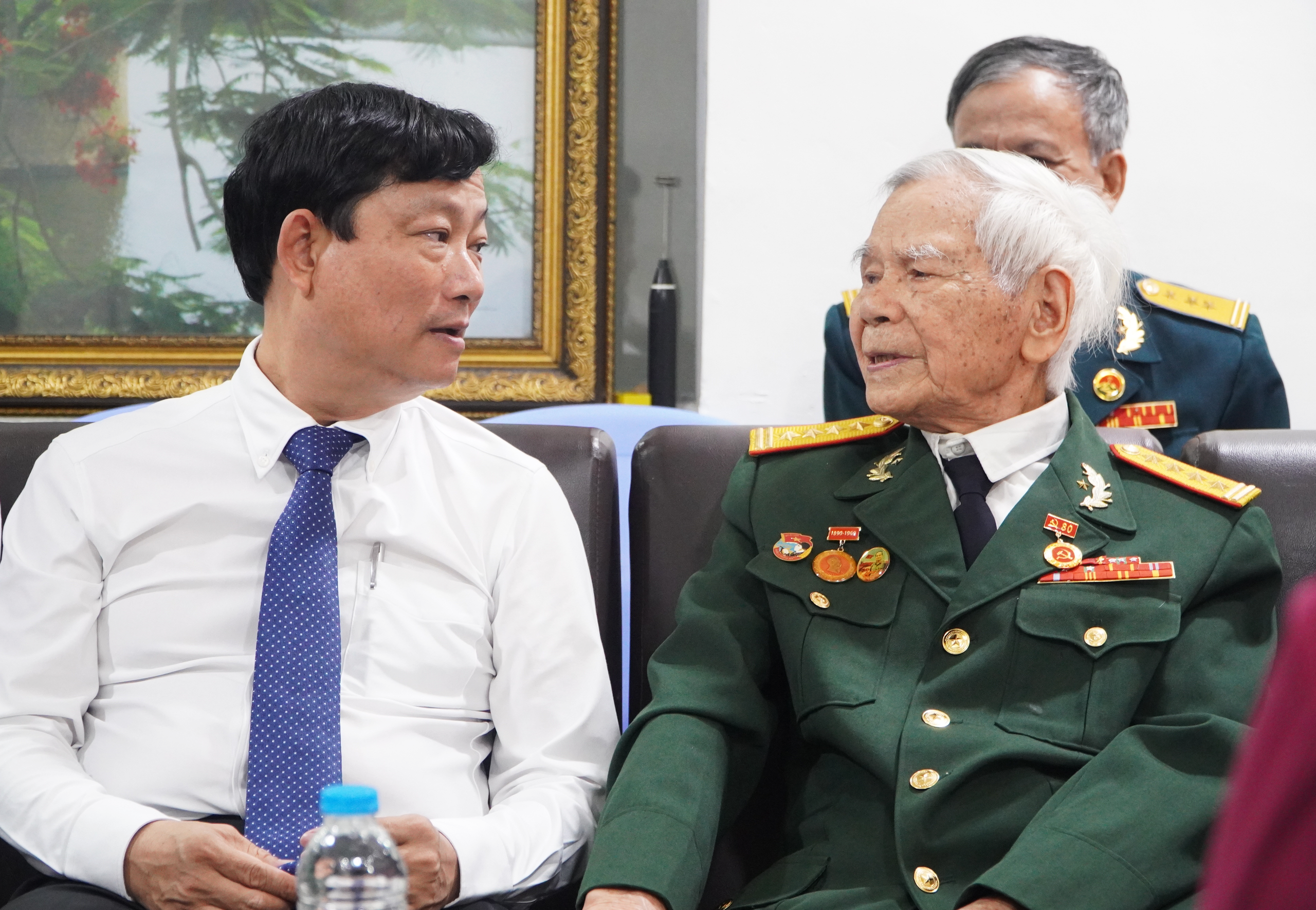 Chủ tịch HĐND TP HCM V&otilde; Văn Minh trao Huy hiệu 80 năm tuổi Đảng cho đảng vi&ecirc;n phường T&acirc;n Sơn H&ograve;a - Ảnh 3.