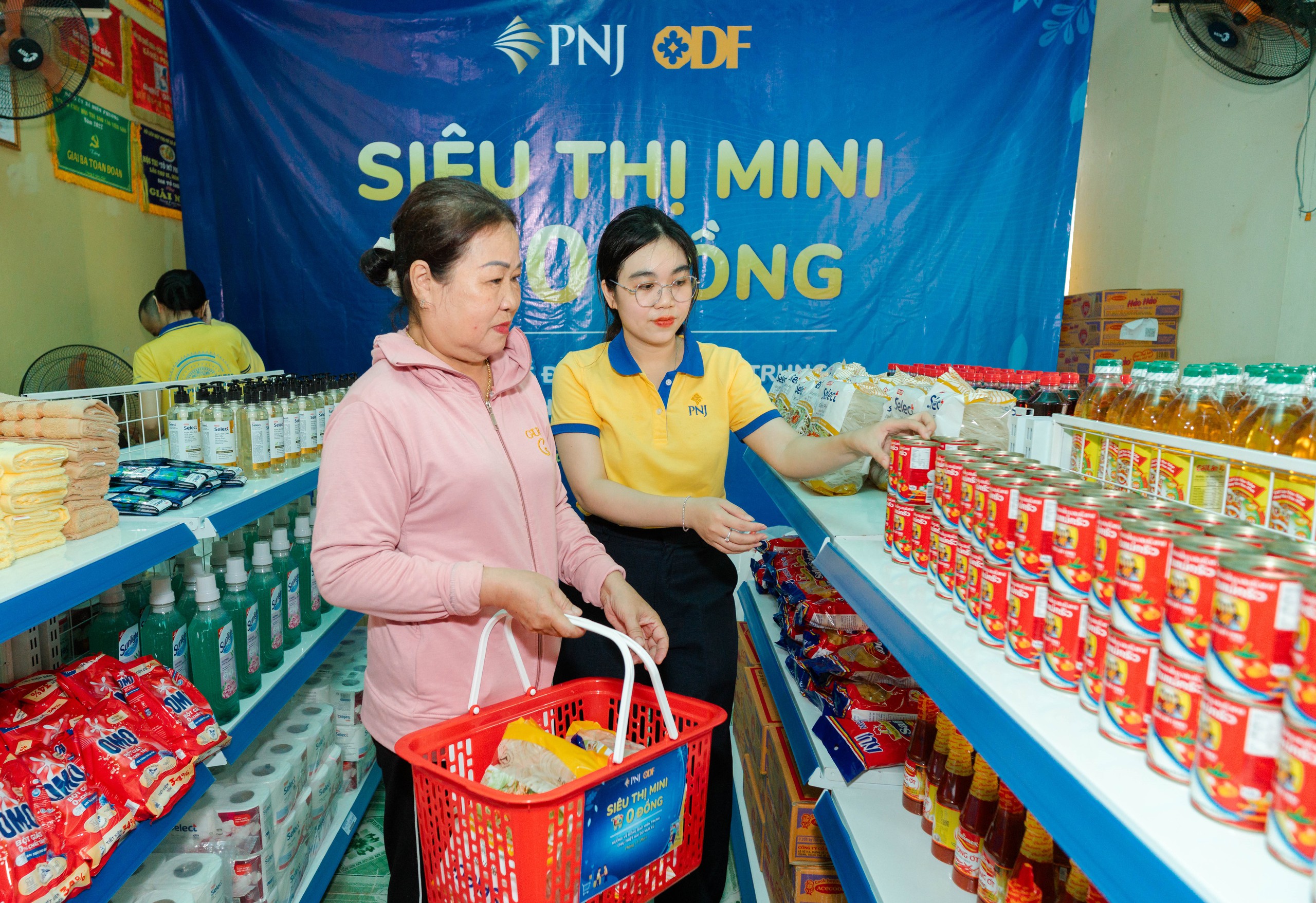 PNJ k&iacute;ch hoạt "Si&ecirc;u thị mini 0 đồng" hỗ trợ người d&acirc;n miền Trung bị lũ lụt - Ảnh 2.