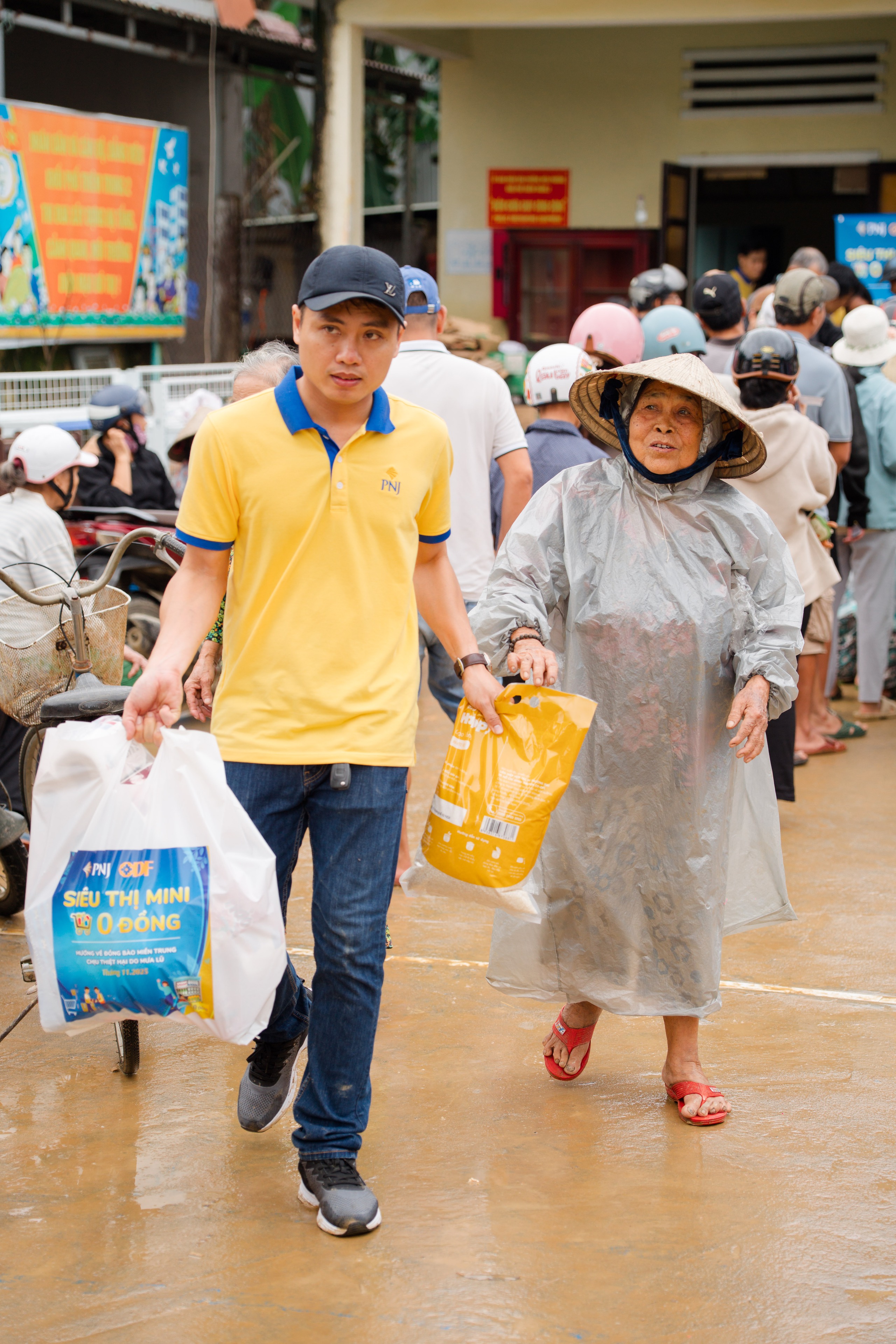 PNJ k&iacute;ch hoạt "Si&ecirc;u thị mini 0 đồng" hỗ trợ người d&acirc;n miền Trung bị lũ lụt - Ảnh 3.