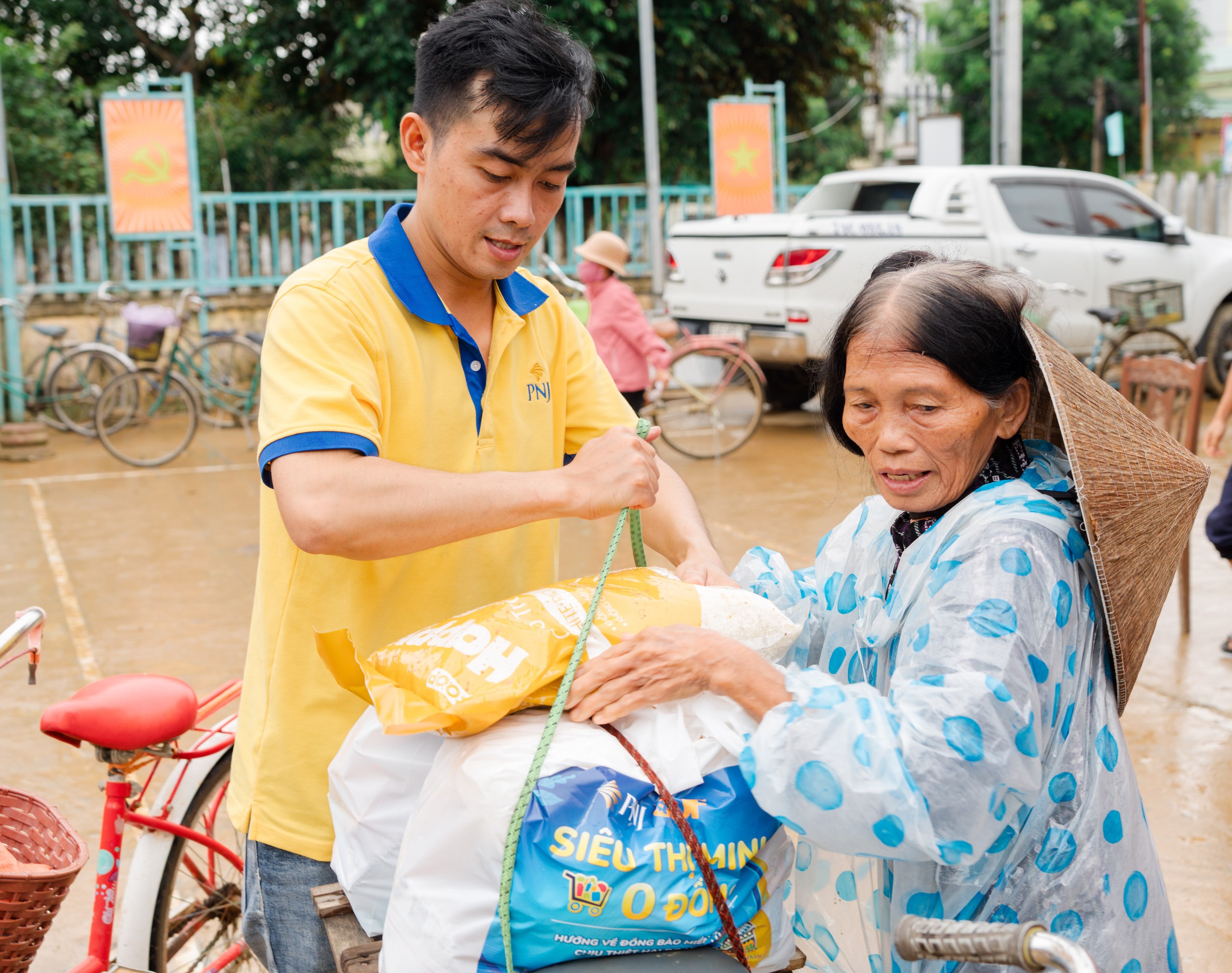 PNJ k&iacute;ch hoạt "Si&ecirc;u thị mini 0 đồng" hỗ trợ người d&acirc;n miền Trung bị lũ lụt - Ảnh 4.