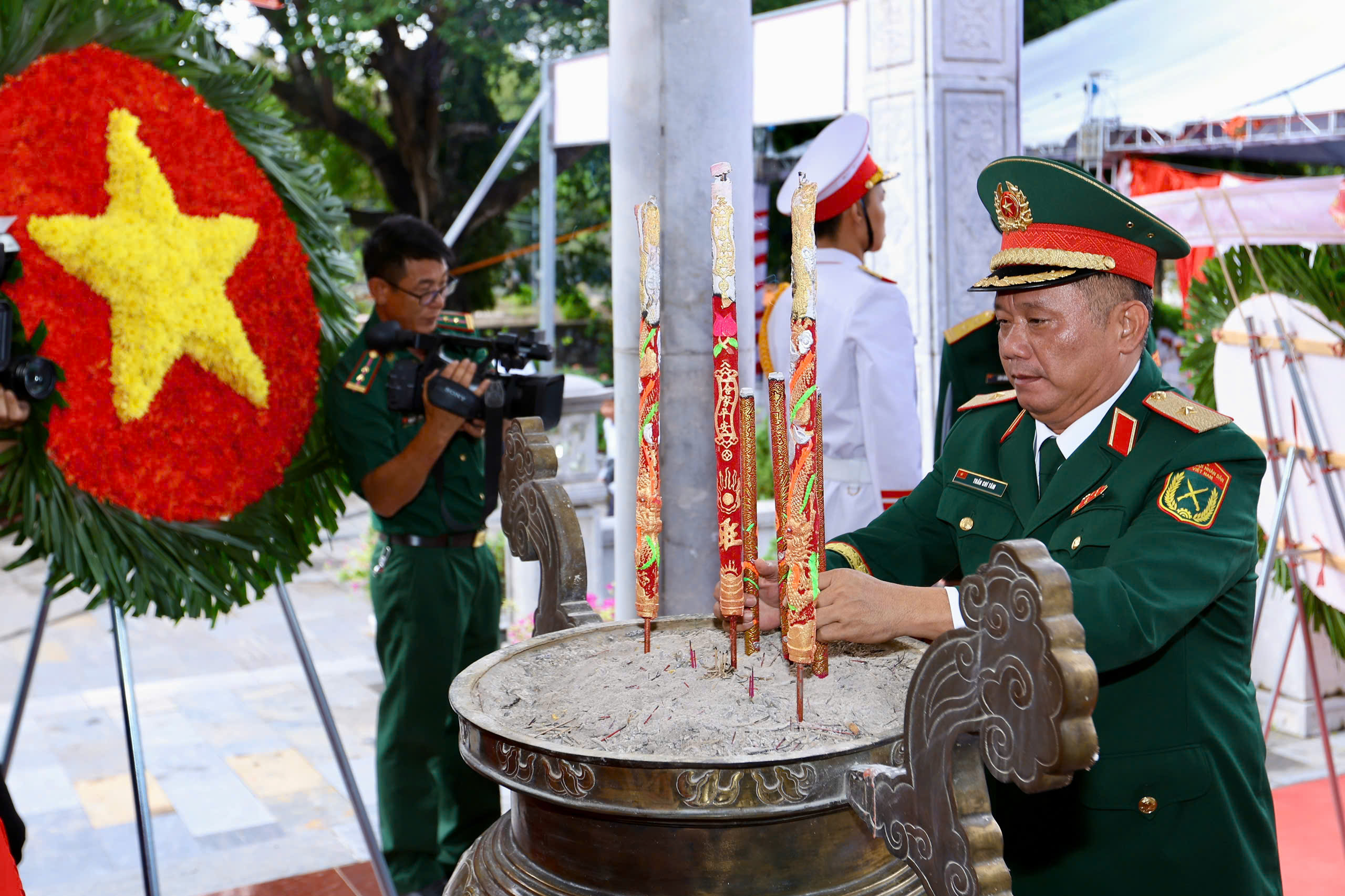 Qu&acirc;n khu 7 tổ chức lễ xuất qu&acirc;n l&agrave;m nhiệm vụ t&igrave;m kiếm, quy tập h&agrave;i cốt liệt sĩ tại Campuchia - Ảnh 22.