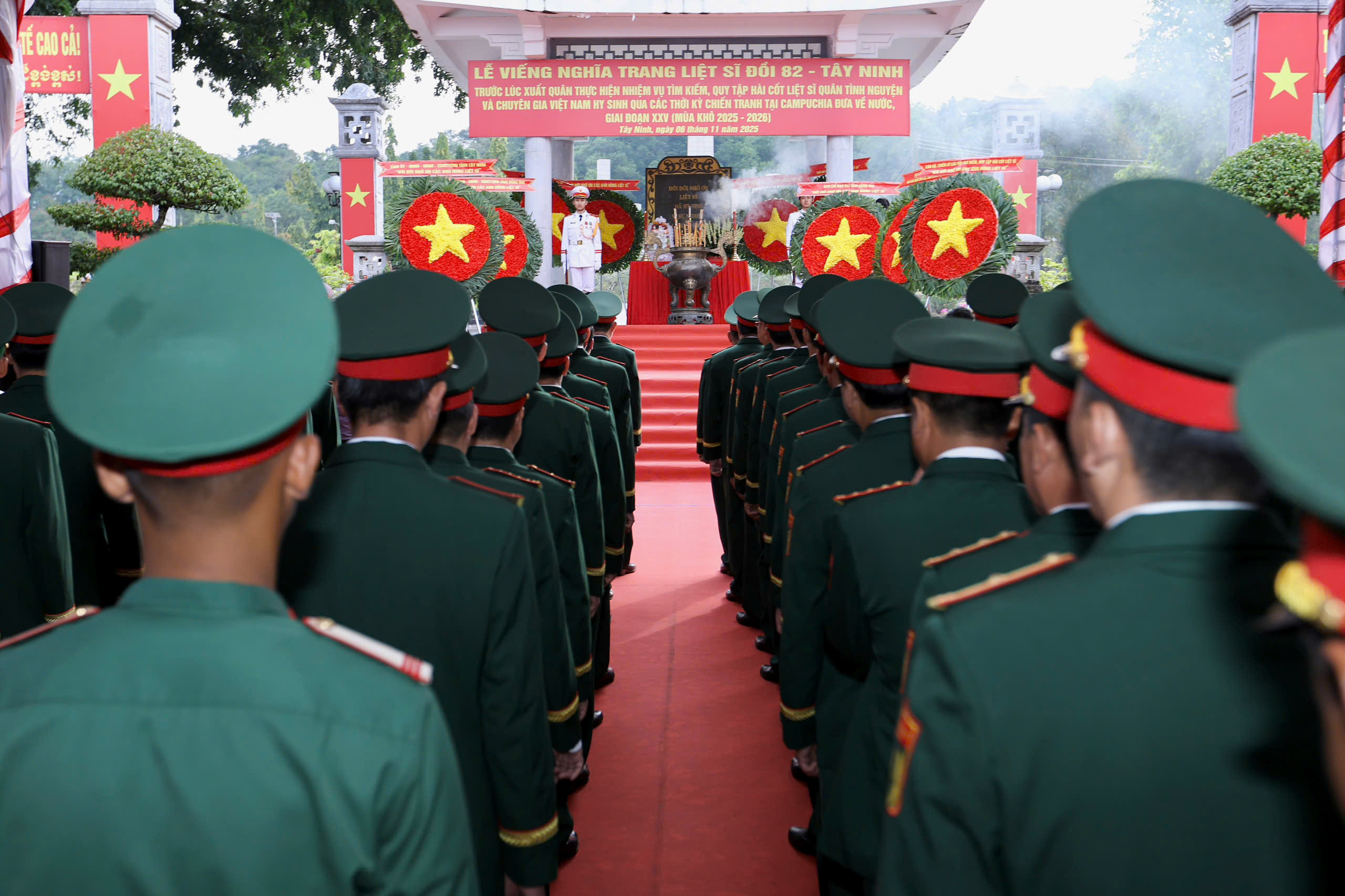 Qu&acirc;n khu 7 tổ chức lễ xuất qu&acirc;n l&agrave;m nhiệm vụ t&igrave;m kiếm, quy tập h&agrave;i cốt liệt sĩ tại Campuchia - Ảnh 19.