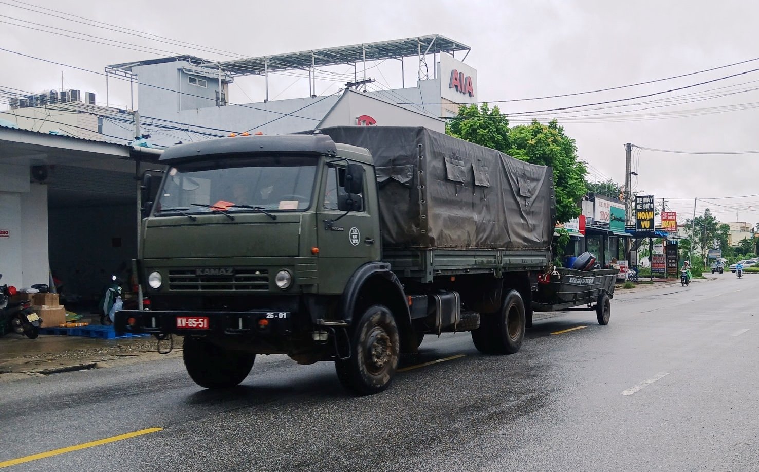 Qu&acirc;n đội xuất qu&acirc;n gi&uacute;p d&acirc;n Quảng Ng&atilde;i ứng ph&oacute; b&atilde;o số 13 Kalmaegi - Ảnh 5.