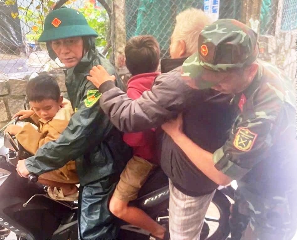 Qu&acirc;n đội xuất qu&acirc;n gi&uacute;p d&acirc;n Quảng Ng&atilde;i ứng ph&oacute; b&atilde;o số 13 Kalmaegi - Ảnh 1.