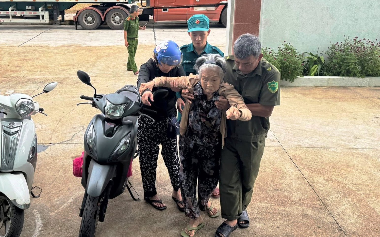 Qu&acirc;n đội xuất qu&acirc;n gi&uacute;p d&acirc;n Quảng Ng&atilde;i ứng ph&oacute; b&atilde;o số 13 Kalmaegi - Ảnh 7.