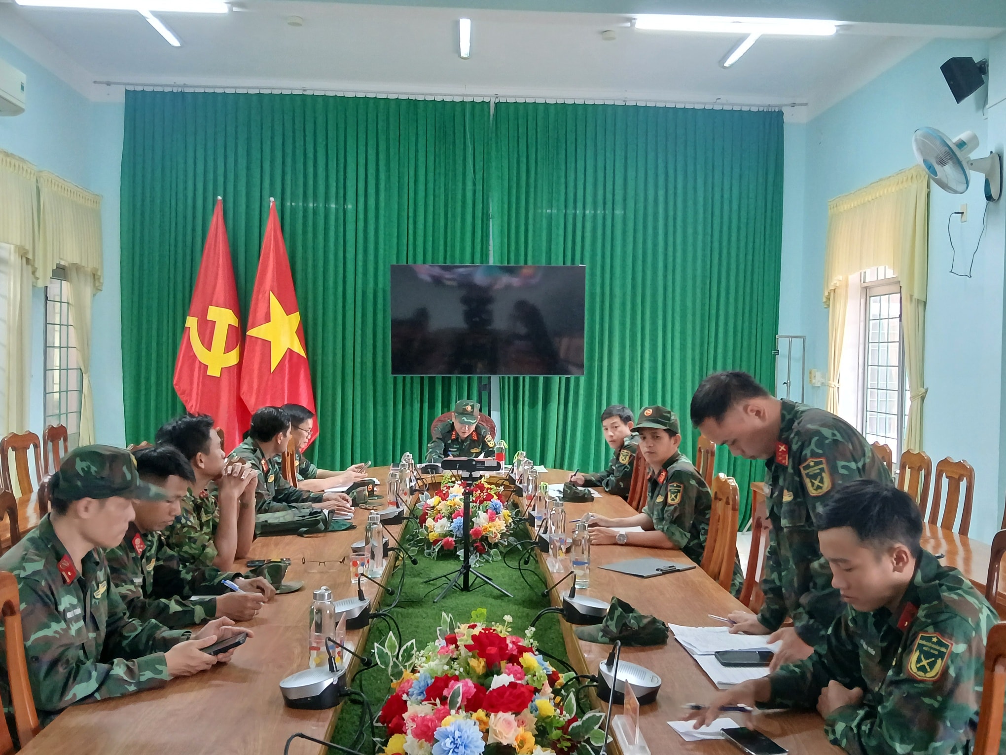 Qu&acirc;n đội xuất qu&acirc;n gi&uacute;p d&acirc;n Quảng Ng&atilde;i ứng ph&oacute; b&atilde;o số 13 Kalmaegi - Ảnh 6.