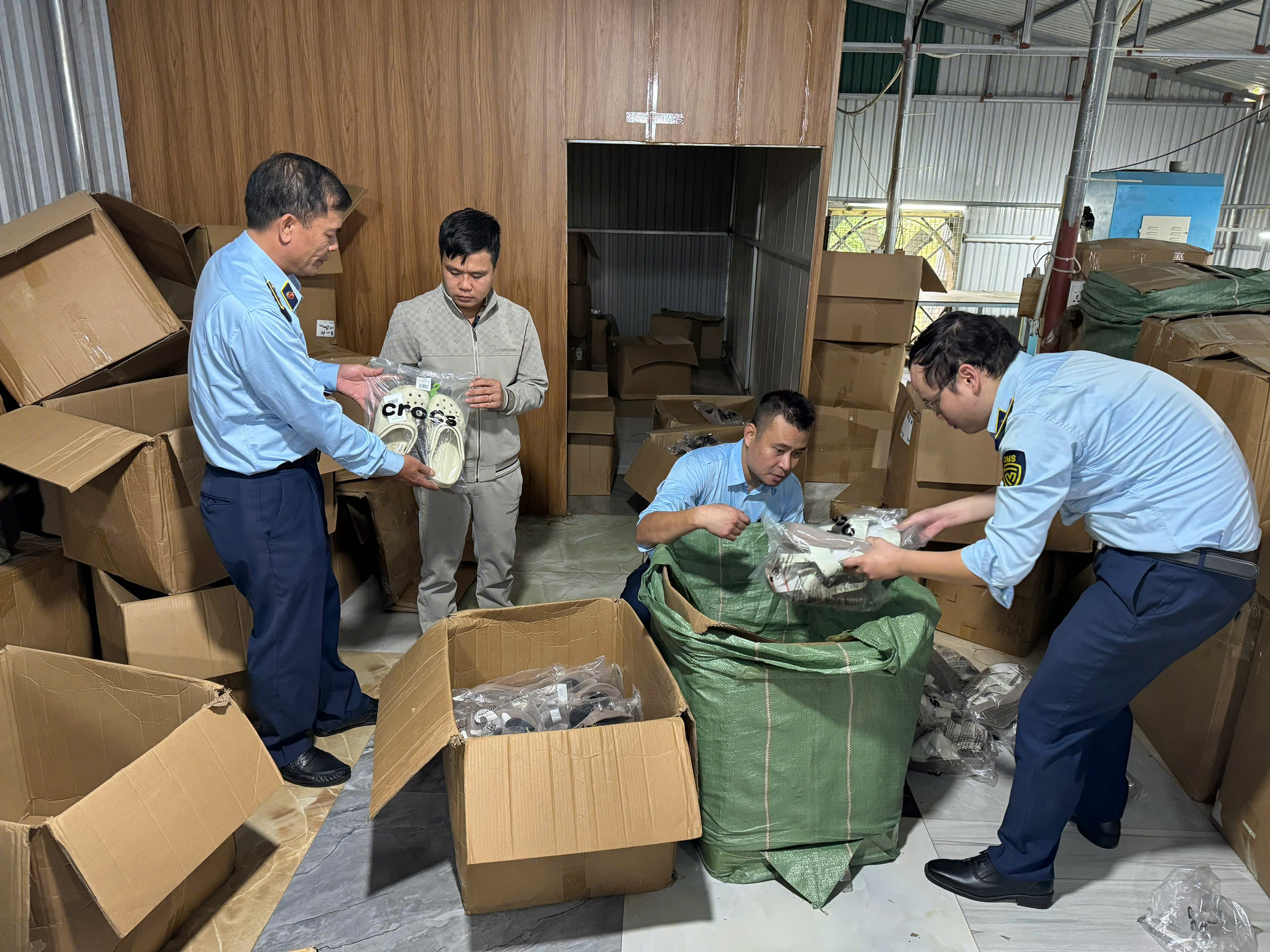 Ph&aacute;t hiện h&agrave;ng ngh&igrave;n hộp An Cung ngưu Ho&agrave;ng Nam Dương nhập lậu tại Quảng Ninh - Ảnh 2.