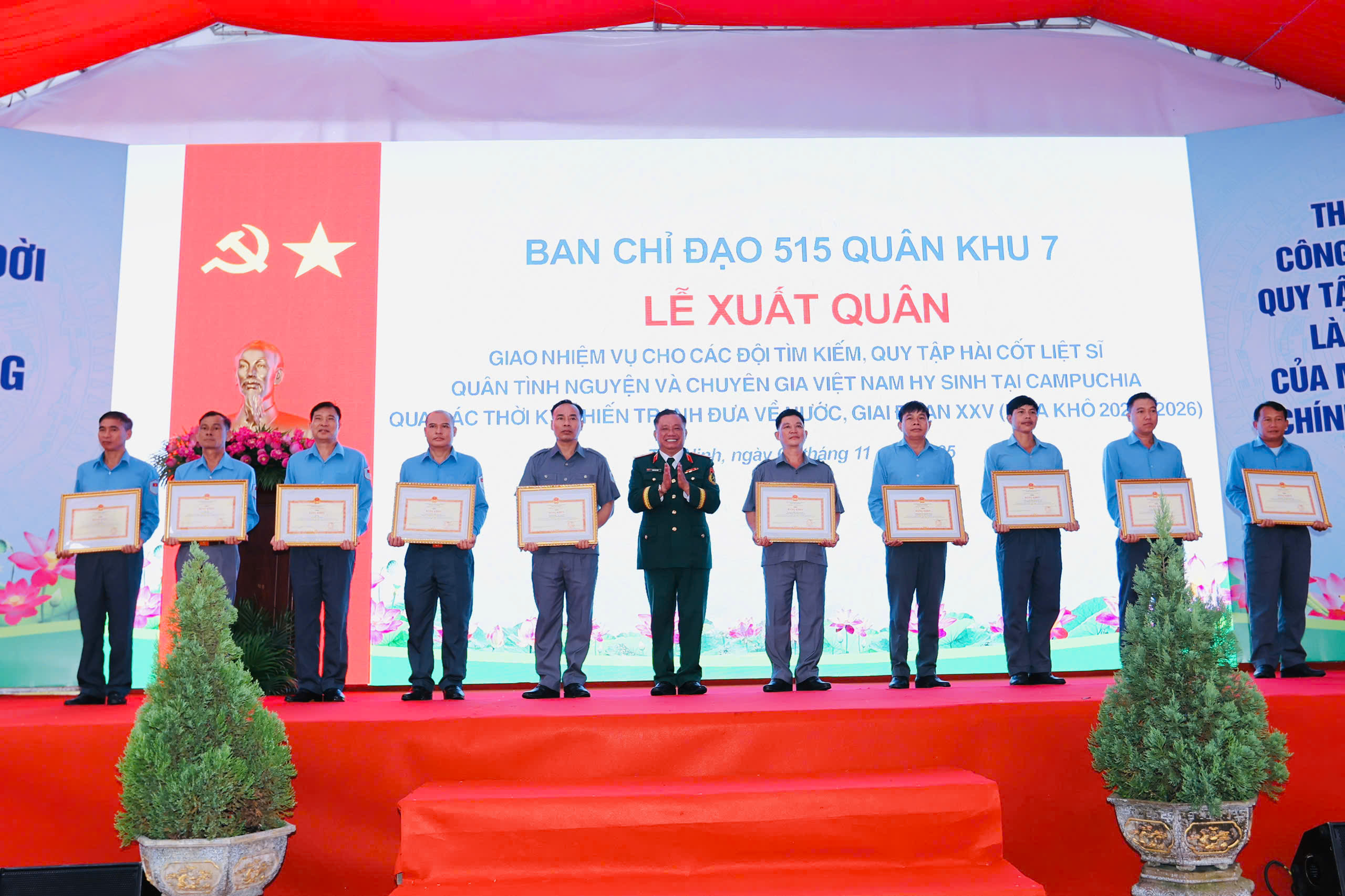 Qu&acirc;n khu 7 tổ chức lễ xuất qu&acirc;n l&agrave;m nhiệm vụ t&igrave;m kiếm, quy tập h&agrave;i cốt liệt sĩ tại Campuchia - Ảnh 7.