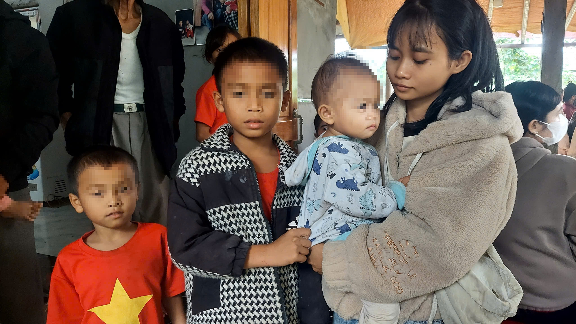 Chương tr&igrave;nh "Tr&aacute;i tim miền Trung" trao hỗ trợ gia đ&igrave;nh người mẹ trẻ bị lũ cuốn tử vong - Ảnh 2.