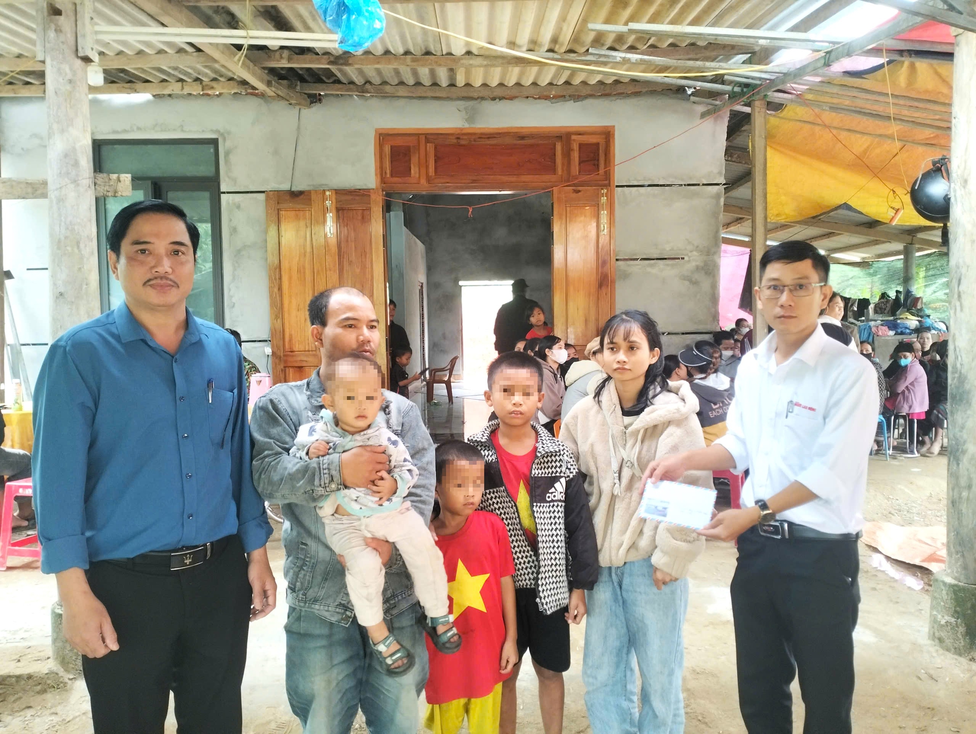 Chương tr&igrave;nh "Tr&aacute;i tim miền Trung" trao hỗ trợ gia đ&igrave;nh người mẹ trẻ bị lũ cuốn tử vong - Ảnh 3.