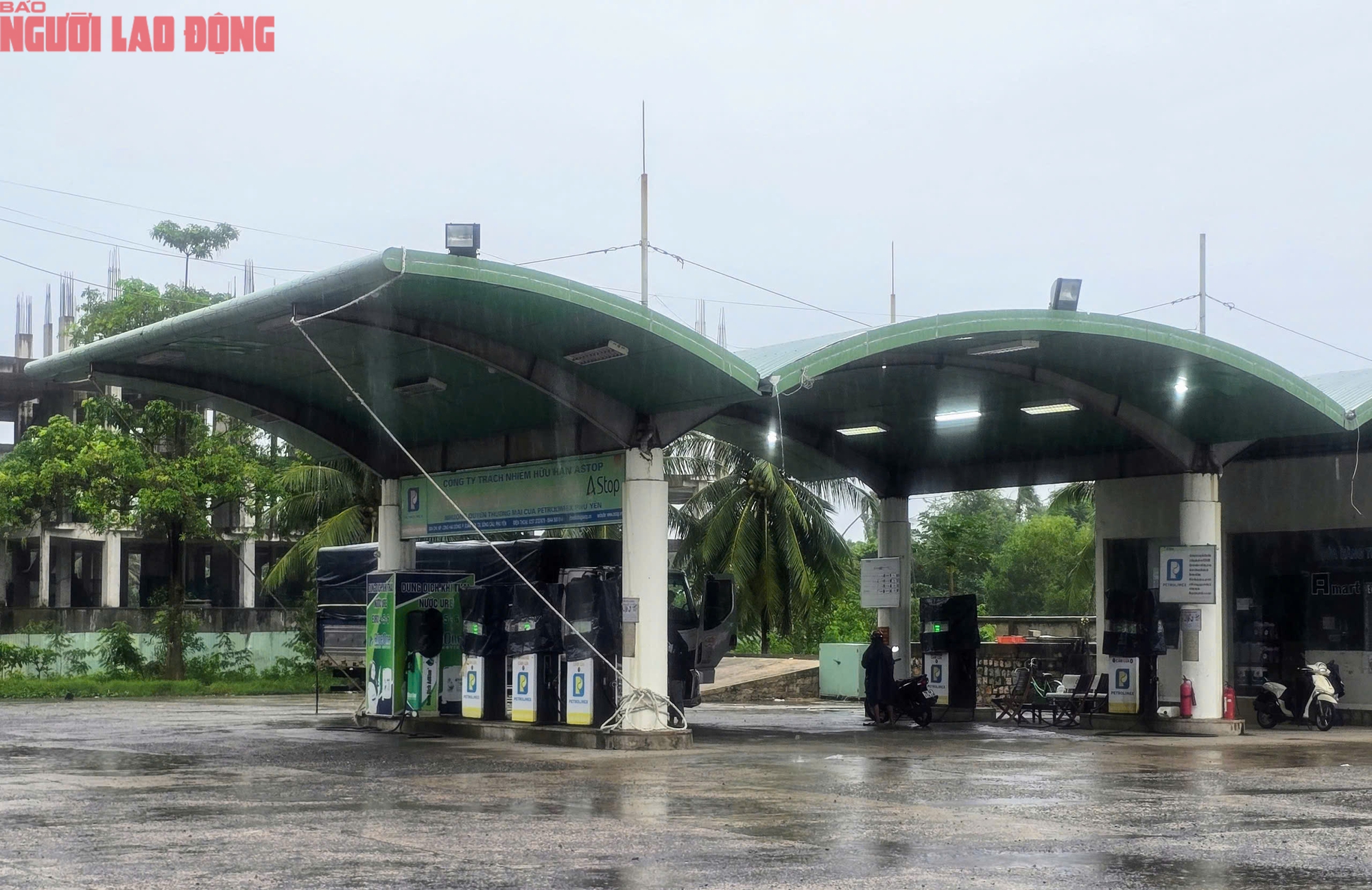 "Ch&aacute;y" ph&ograve;ng kh&aacute;ch sạn khi người d&acirc;n đi tr&aacute;nh b&atilde;o số 13 Kalmeagi - Ảnh 2.