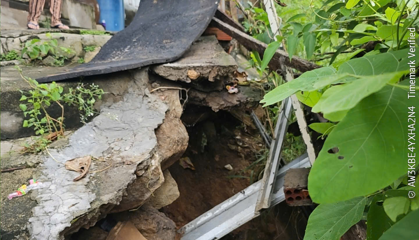 Ngay trong đ&ecirc;m, Vũng T&agrave;u di dời 81 người khỏi khu vực c&oacute; nguy cơ sạt lở - Ảnh 1.
