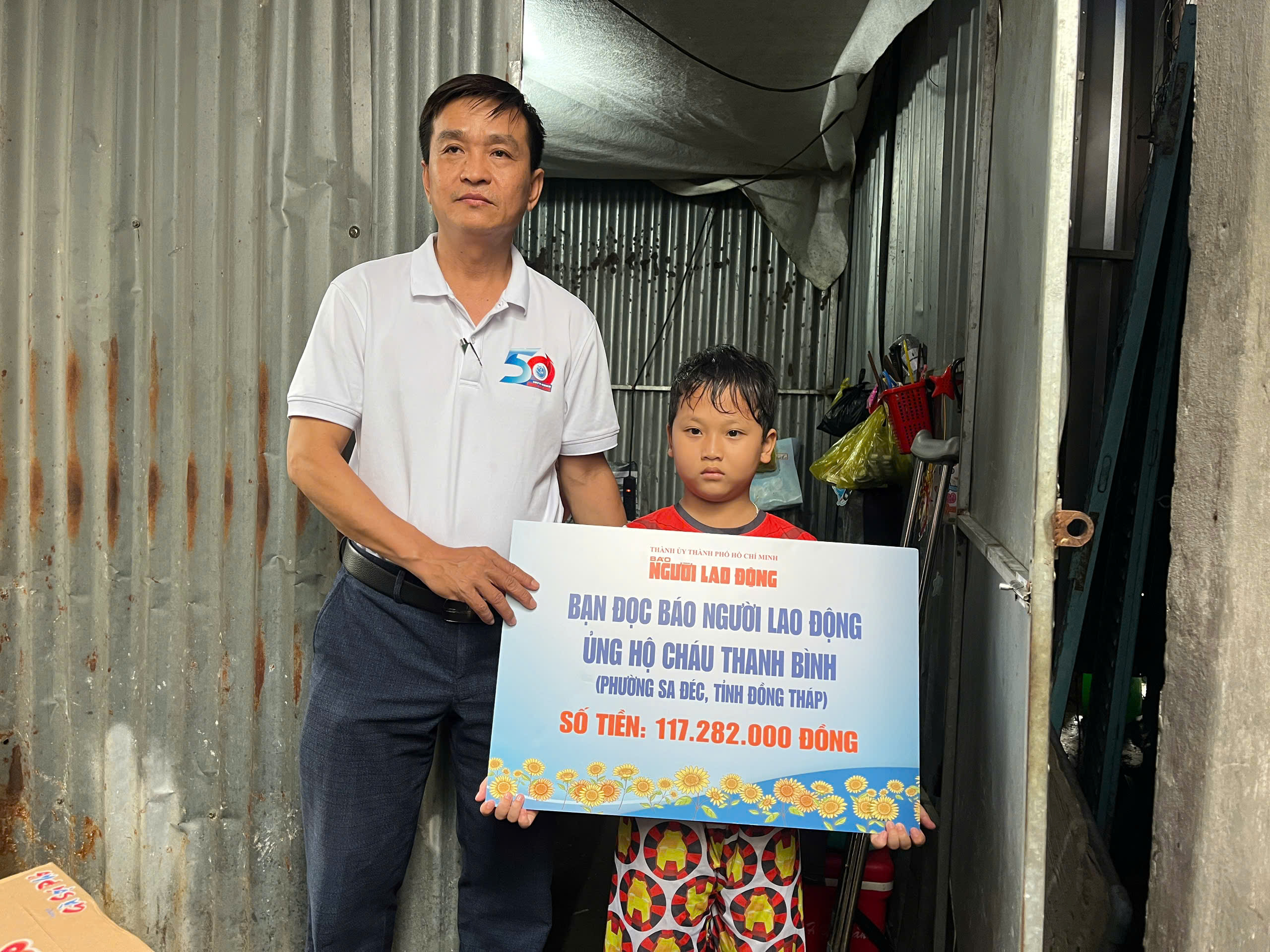 Hơn 117 triệu đồng gi&uacute;p b&eacute; trai ở Đồng Th&aacute;p nu&ocirc;i cha bệnh hiểm ngh&egrave;o, mẹ bỏ đi - Ảnh 1.