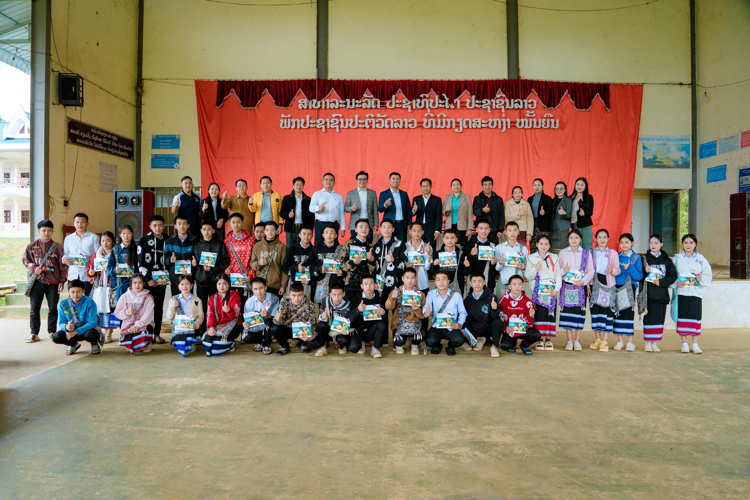 Trường ĐH Nguyễn Tất Th&agrave;nh tặng học bổng d&agrave;nh cho học sinh xuất sắc của L&agrave;o - Ảnh 1.