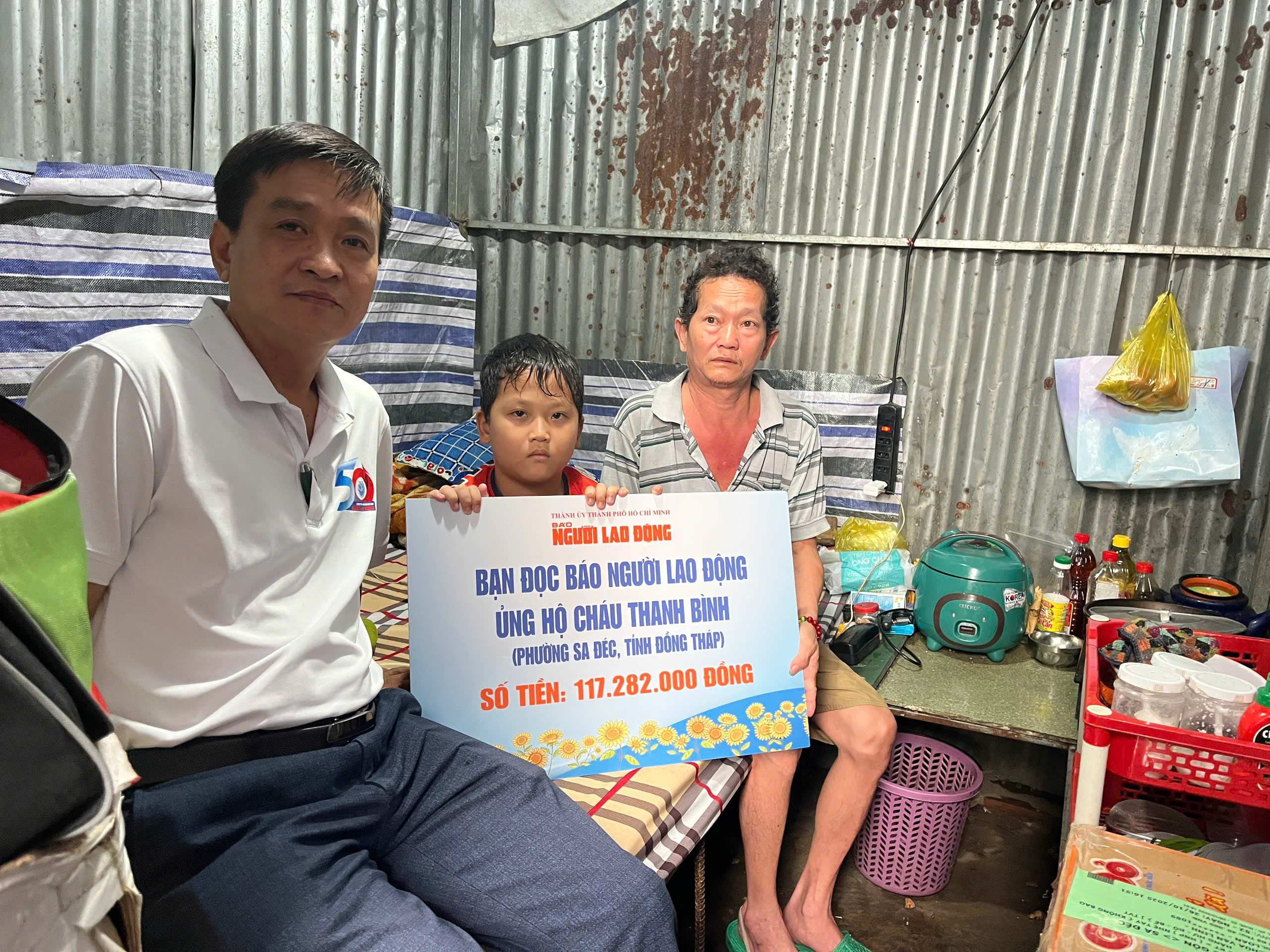Hơn 117 triệu đồng gi&uacute;p b&eacute; trai ở Đồng Th&aacute;p nu&ocirc;i cha bệnh hiểm ngh&egrave;o, mẹ bỏ đi - Ảnh 2.