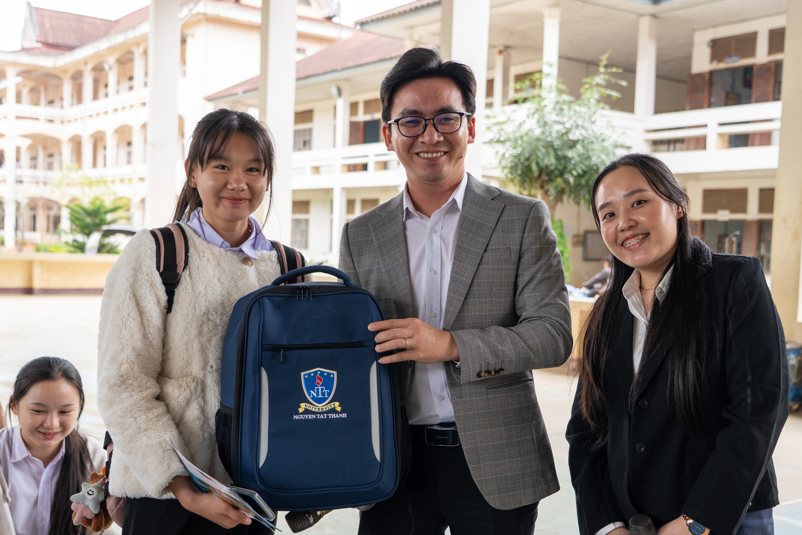 Trường ĐH Nguyễn Tất Th&agrave;nh tặng học bổng d&agrave;nh cho học sinh xuất sắc của L&agrave;o - Ảnh 3.