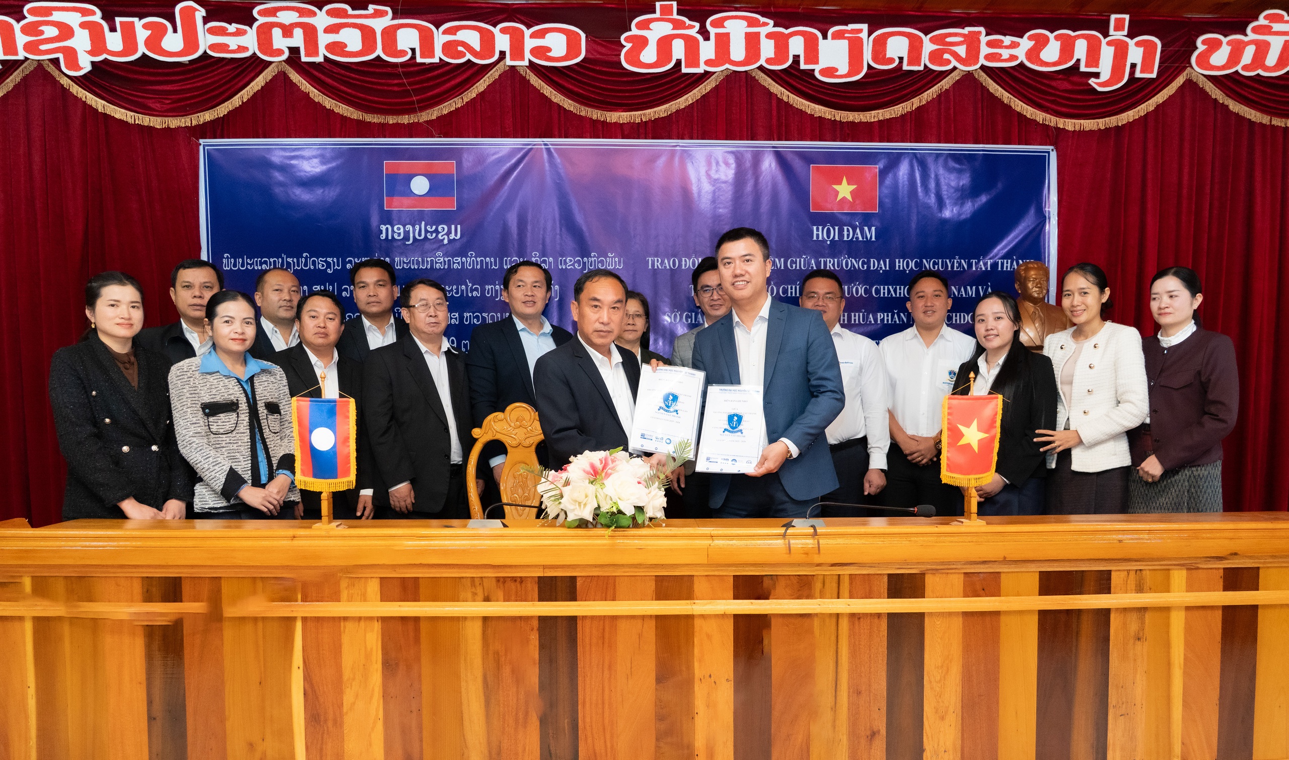 Trường ĐH Nguyễn Tất Th&agrave;nh tặng học bổng d&agrave;nh cho học sinh xuất sắc của L&agrave;o - Ảnh 2.