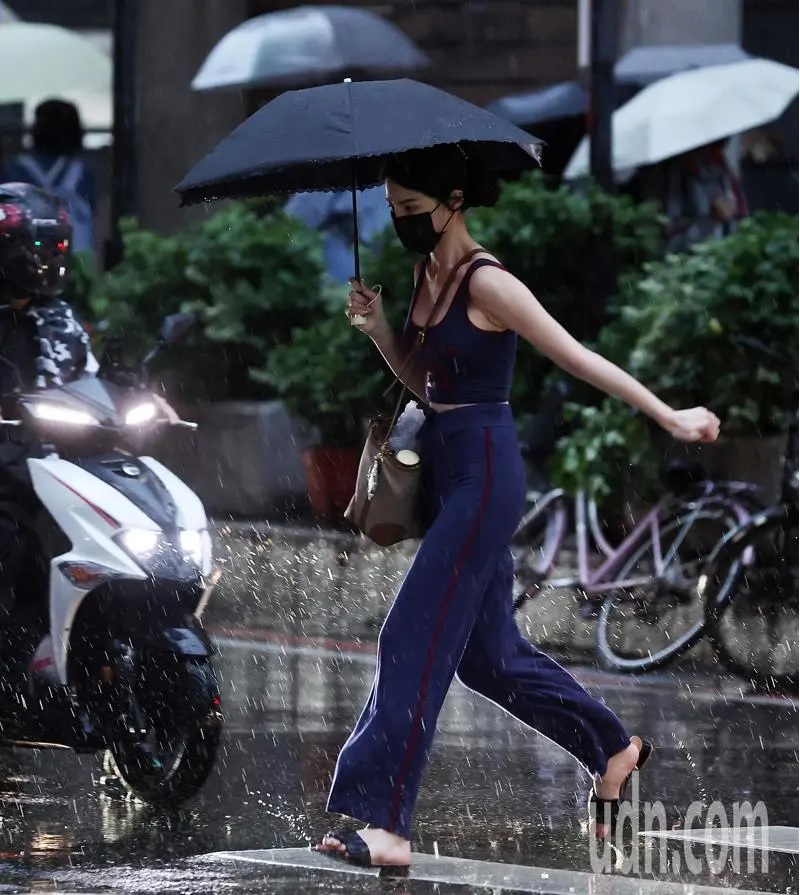 “Quái vật” Phượng hoàng hình thành, cảnh báo bão mạnh cấp siêu bão - Ảnh 1.