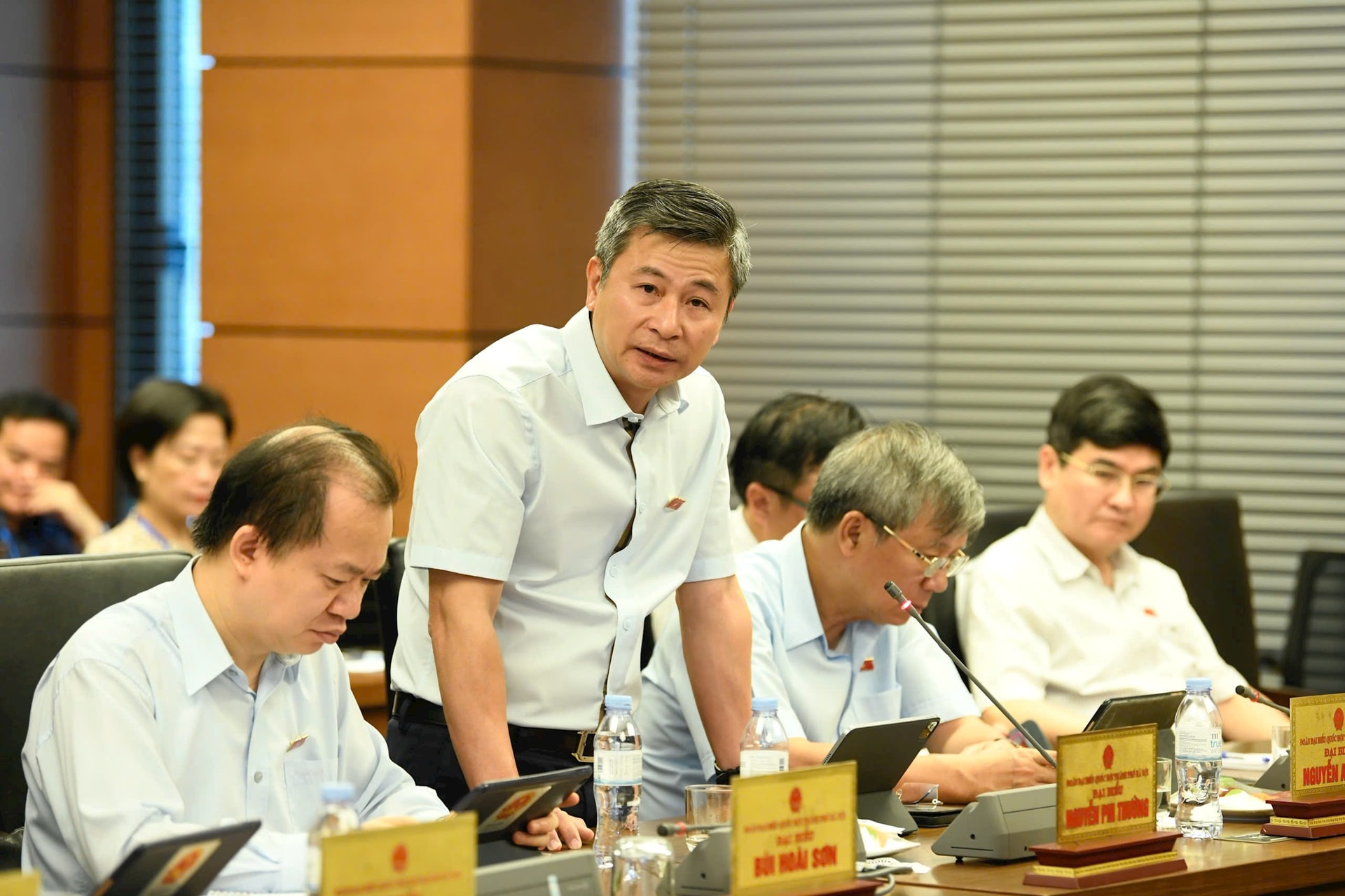 Đại biểu Quốc hội Nguyễn Phi Thường nói về quy định trạm sạc xe điện - Ảnh 1.