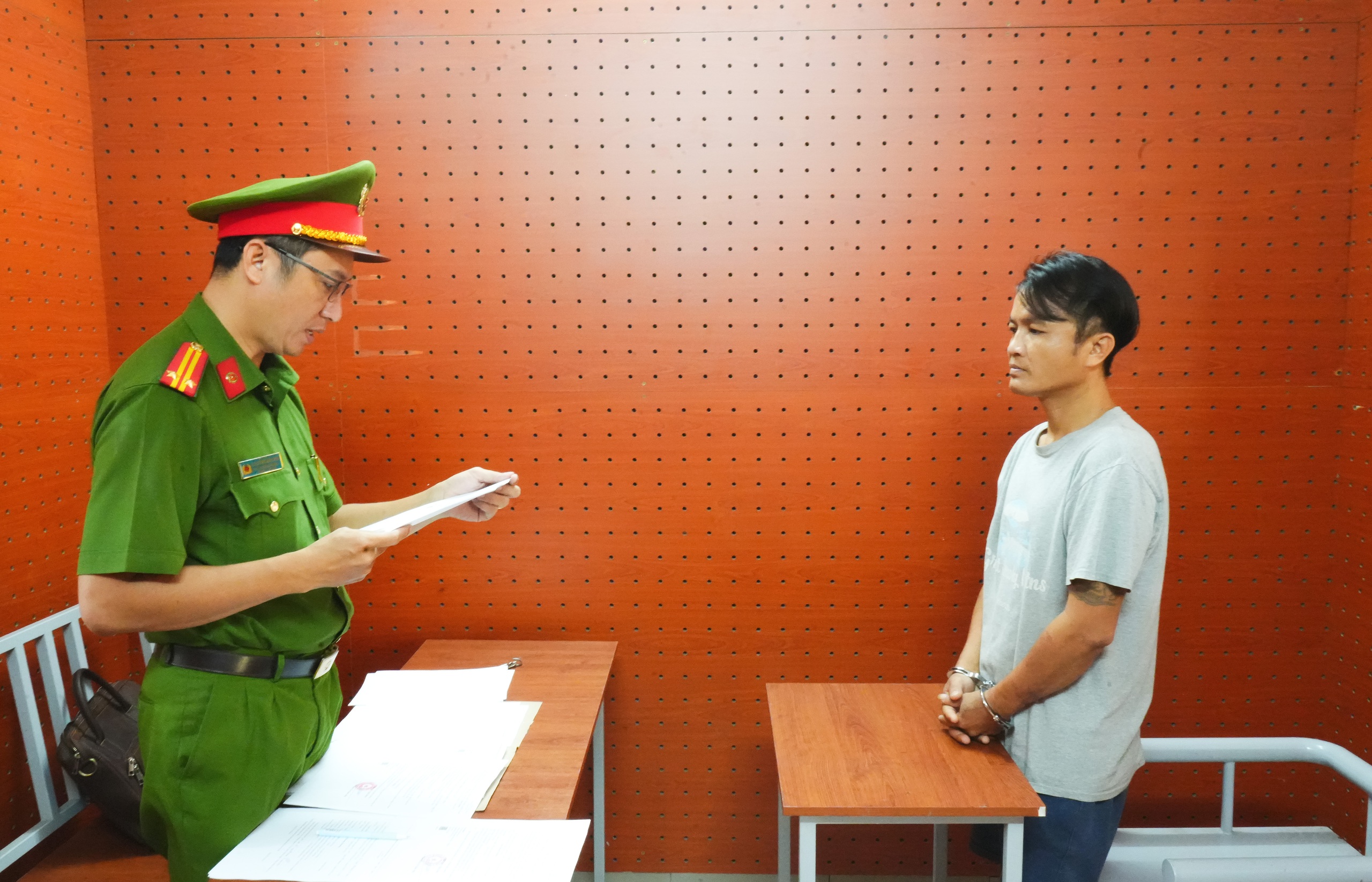 Khởi tố t&agrave;i xế kh&ocirc;ng bằng l&aacute;i cản trở kiểm tra nồng độ cồn tại Cần Thơ - Ảnh 2.