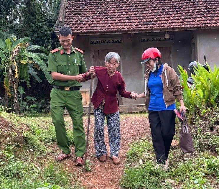 Cận cảnh C&ocirc;ng an Gia Lai căng m&igrave;nh di dời d&acirc;n trước b&atilde;o số 13 Kalmaegi - Ảnh 1.