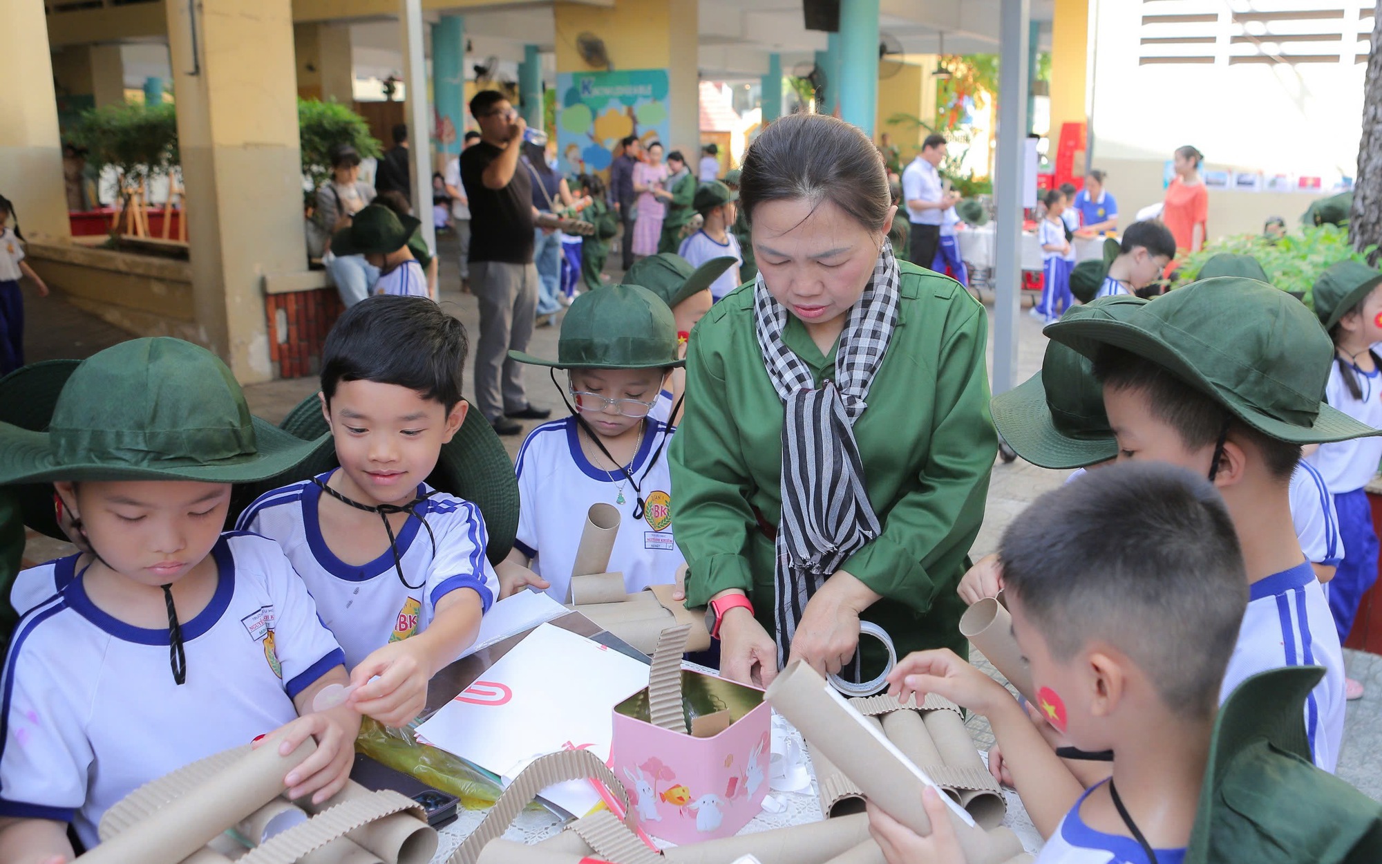 Bão số 13 Kalmaegi: Nhiều trường ở TP HCM cho học sinh nghỉ học, điều chỉnh giờ tan học