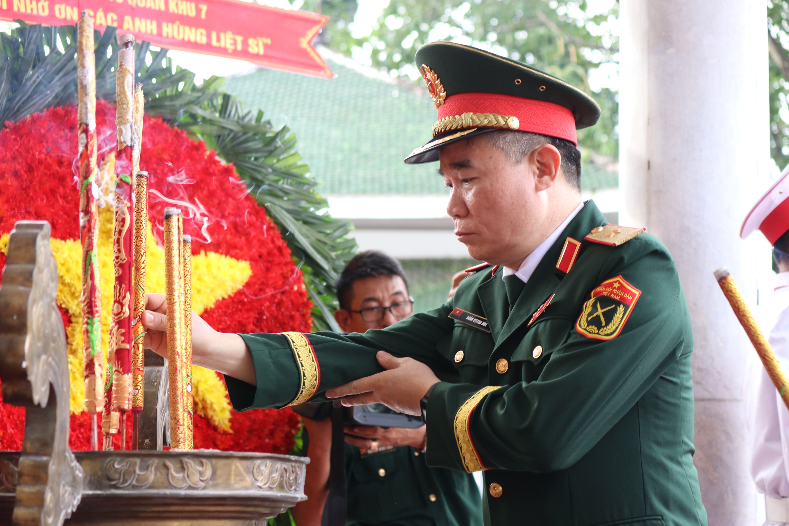 Qu&acirc;n khu 7 tổ chức lễ xuất qu&acirc;n l&agrave;m nhiệm vụ t&igrave;m kiếm, quy tập h&agrave;i cốt liệt sĩ tại Campuchia - Ảnh 23.