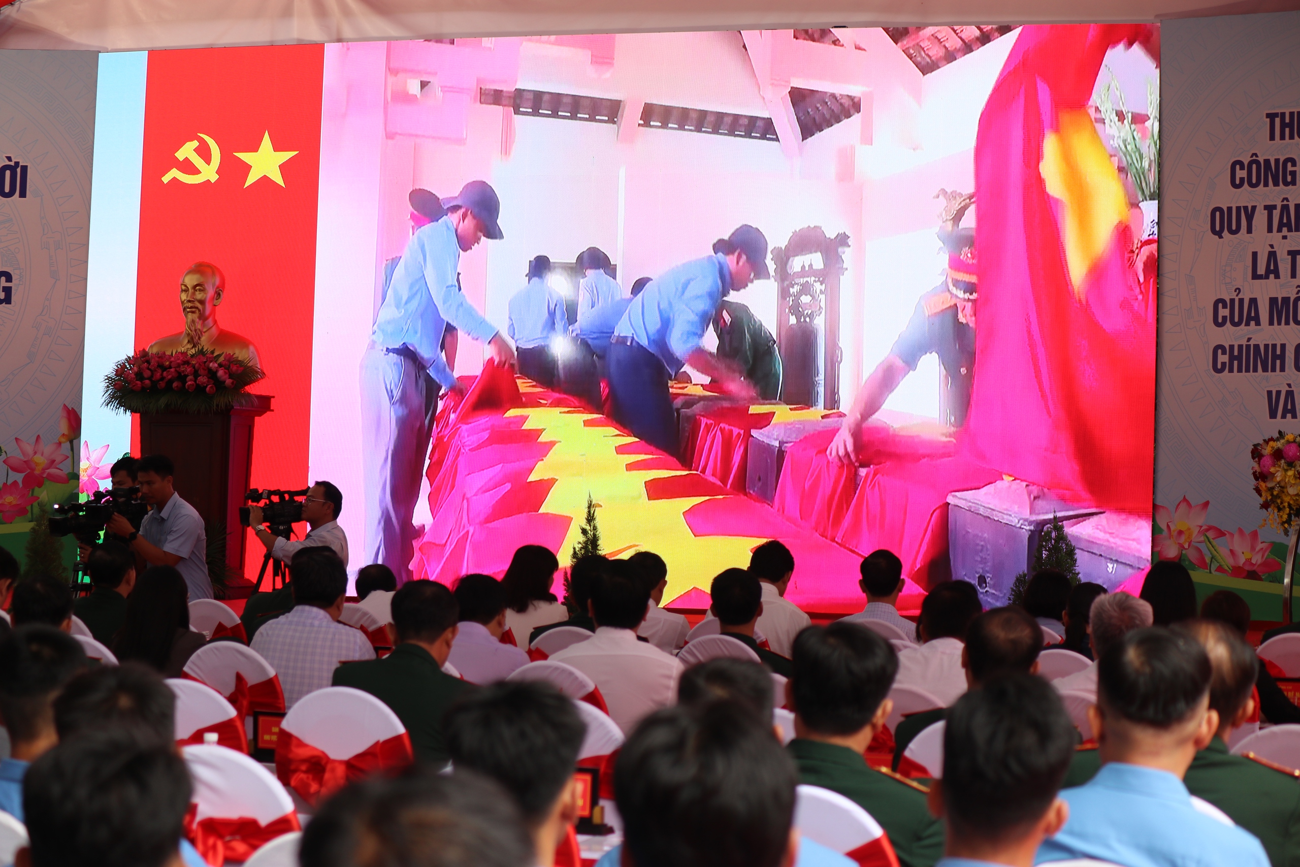 Qu&acirc;n khu 7 tổ chức lễ xuất qu&acirc;n l&agrave;m nhiệm vụ t&igrave;m kiếm, quy tập h&agrave;i cốt liệt sĩ tại Campuchia - Ảnh 2.