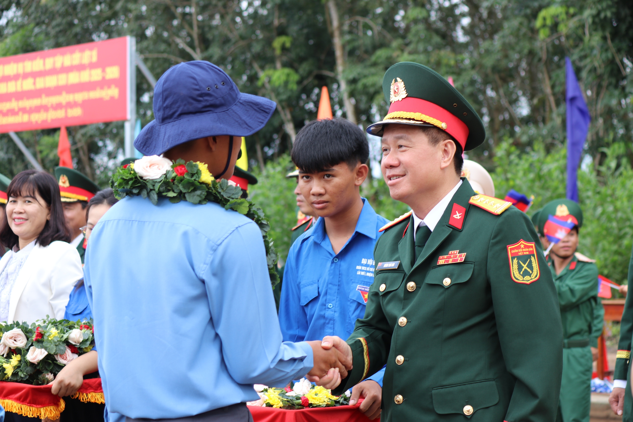 Qu&acirc;n khu 7 tổ chức lễ xuất qu&acirc;n l&agrave;m nhiệm vụ t&igrave;m kiếm, quy tập h&agrave;i cốt liệt sĩ tại Campuchia - Ảnh 12.