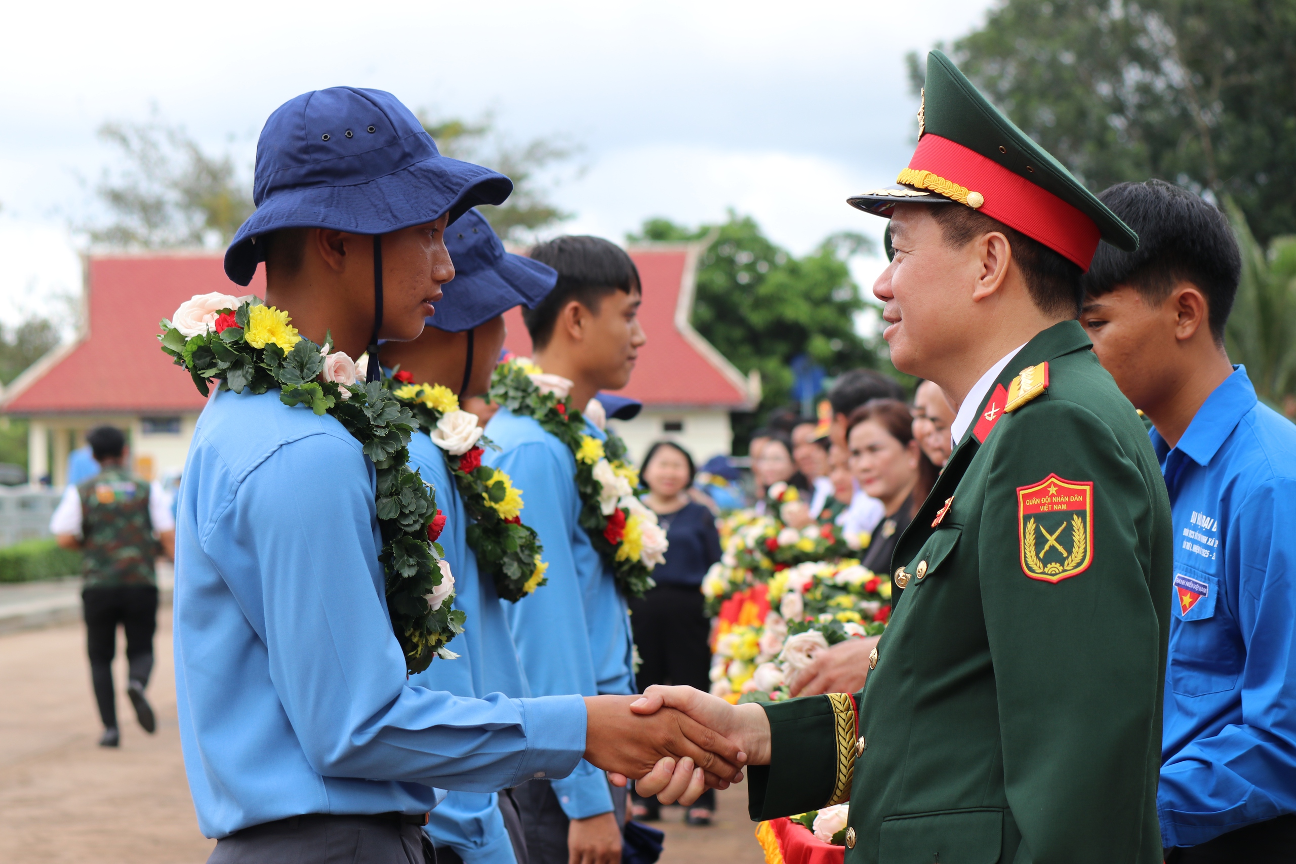 Qu&acirc;n khu 7 tổ chức lễ xuất qu&acirc;n l&agrave;m nhiệm vụ t&igrave;m kiếm, quy tập h&agrave;i cốt liệt sĩ tại Campuchia - Ảnh 11.