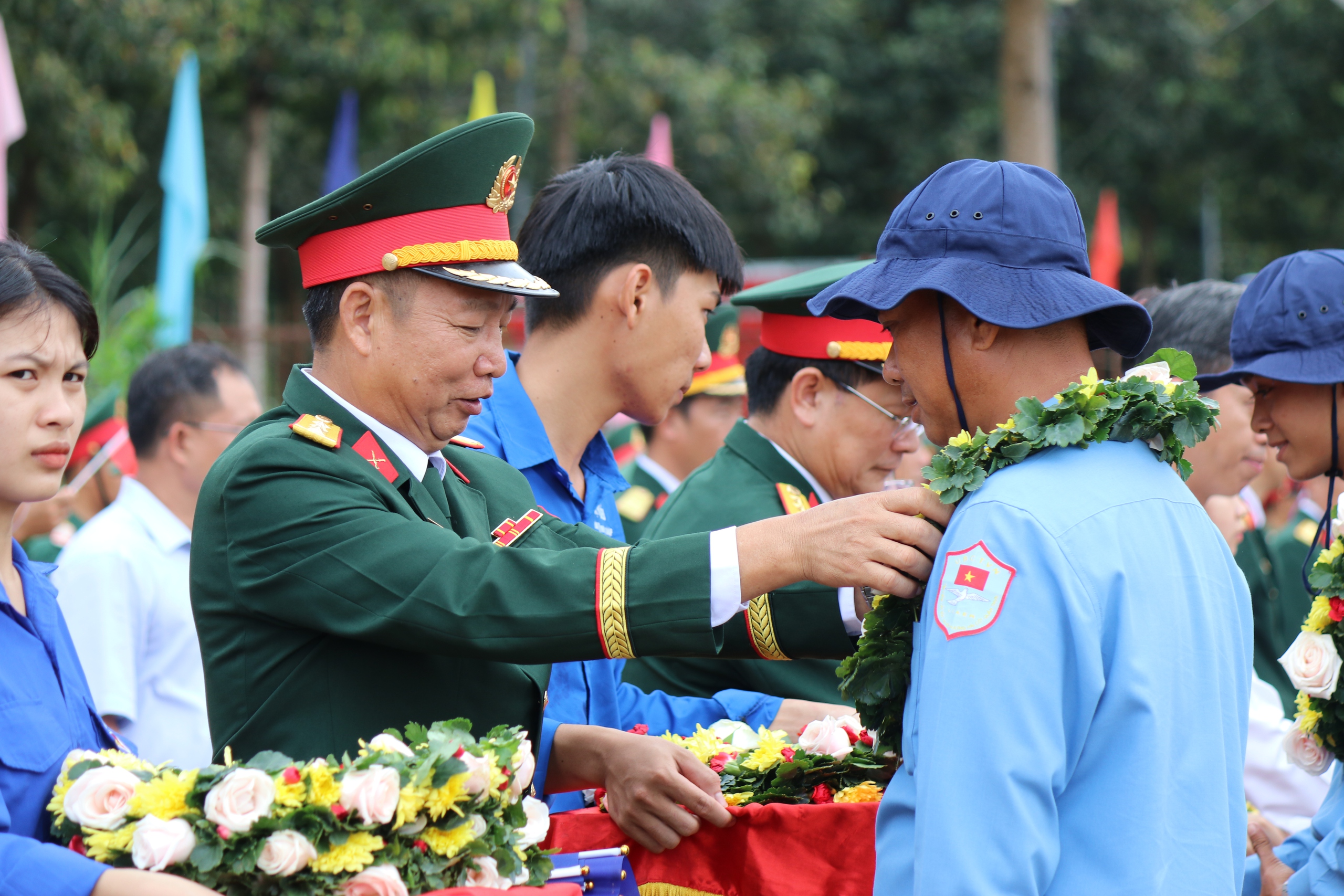 Qu&acirc;n khu 7 tổ chức lễ xuất qu&acirc;n l&agrave;m nhiệm vụ t&igrave;m kiếm, quy tập h&agrave;i cốt liệt sĩ tại Campuchia - Ảnh 8.