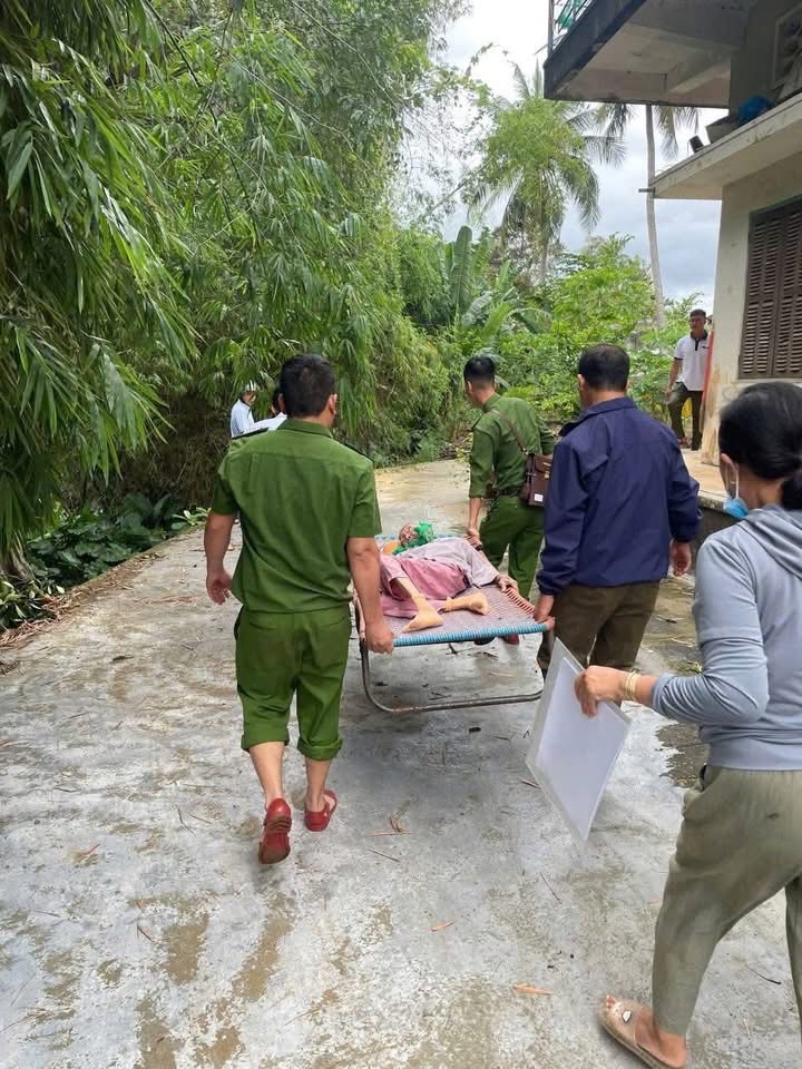 Cận cảnh C&ocirc;ng an Gia Lai căng m&igrave;nh di dời d&acirc;n trước b&atilde;o số 13 Kalmaegi - Ảnh 2.
