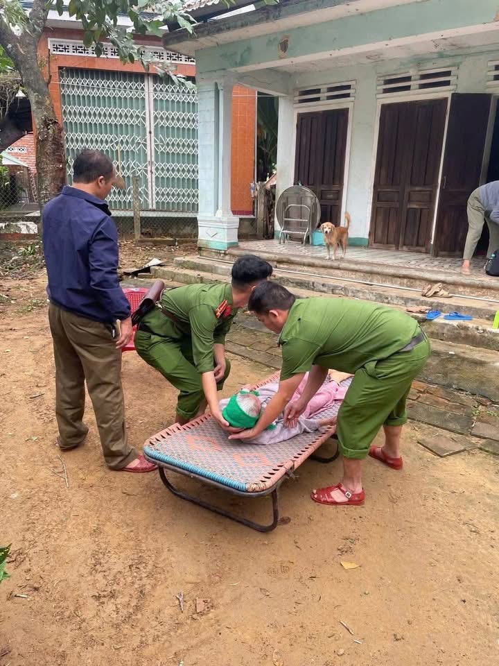 Cận cảnh C&ocirc;ng an Gia Lai căng m&igrave;nh di dời d&acirc;n trước b&atilde;o số 13 Kalmaegi - Ảnh 3.