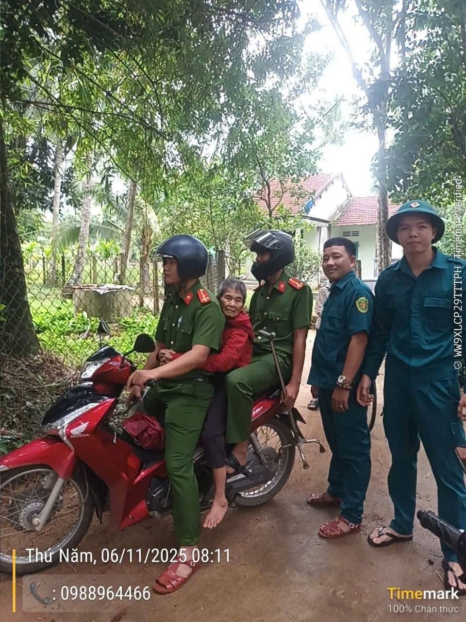 Cận cảnh C&ocirc;ng an Gia Lai căng m&igrave;nh di dời d&acirc;n trước b&atilde;o số 13 Kalmaegi - Ảnh 4.