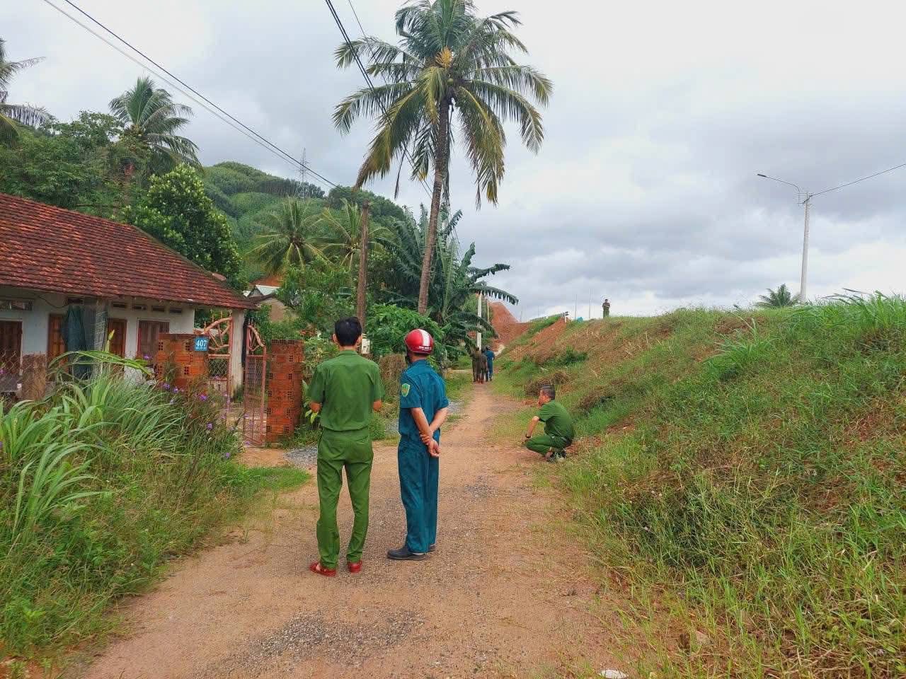 Cận cảnh C&ocirc;ng an Gia Lai căng m&igrave;nh di dời d&acirc;n trước b&atilde;o số 13 Kalmaegi - Ảnh 5.