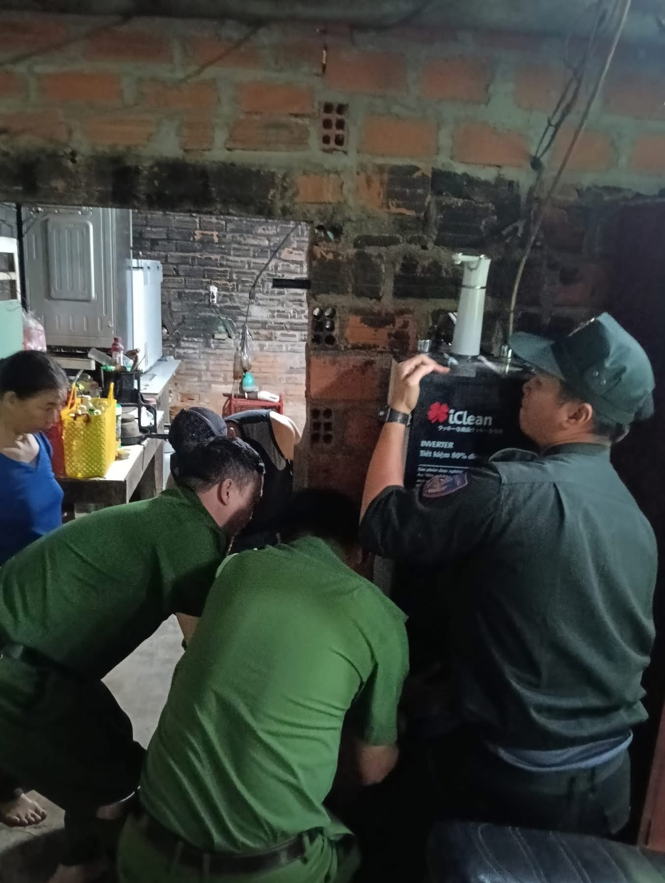 Cận cảnh C&ocirc;ng an Gia Lai căng m&igrave;nh di dời d&acirc;n trước b&atilde;o số 13 Kalmaegi - Ảnh 6.