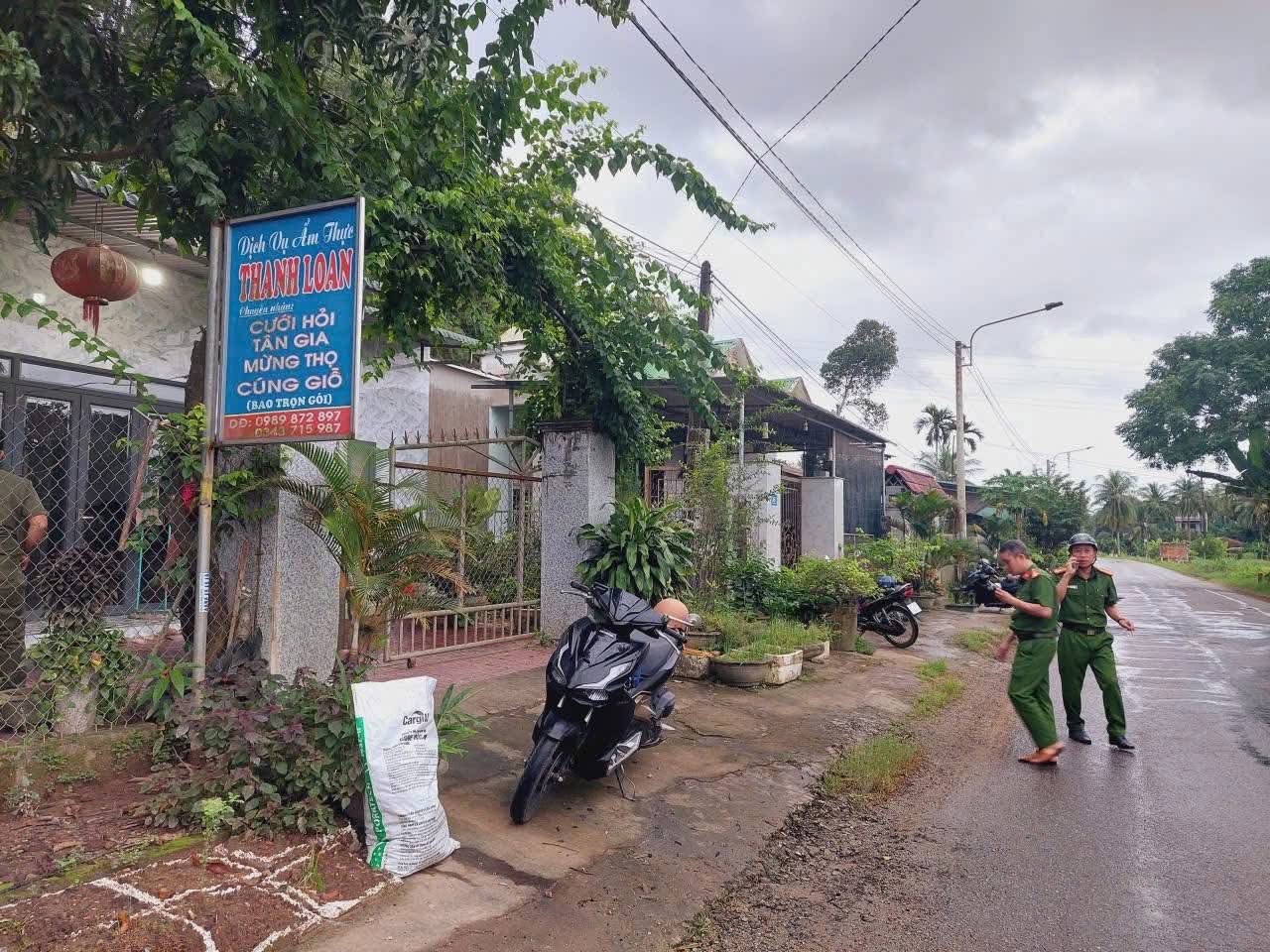 Cận cảnh C&ocirc;ng an Gia Lai căng m&igrave;nh di dời d&acirc;n trước b&atilde;o số 13 Kalmaegi - Ảnh 9.