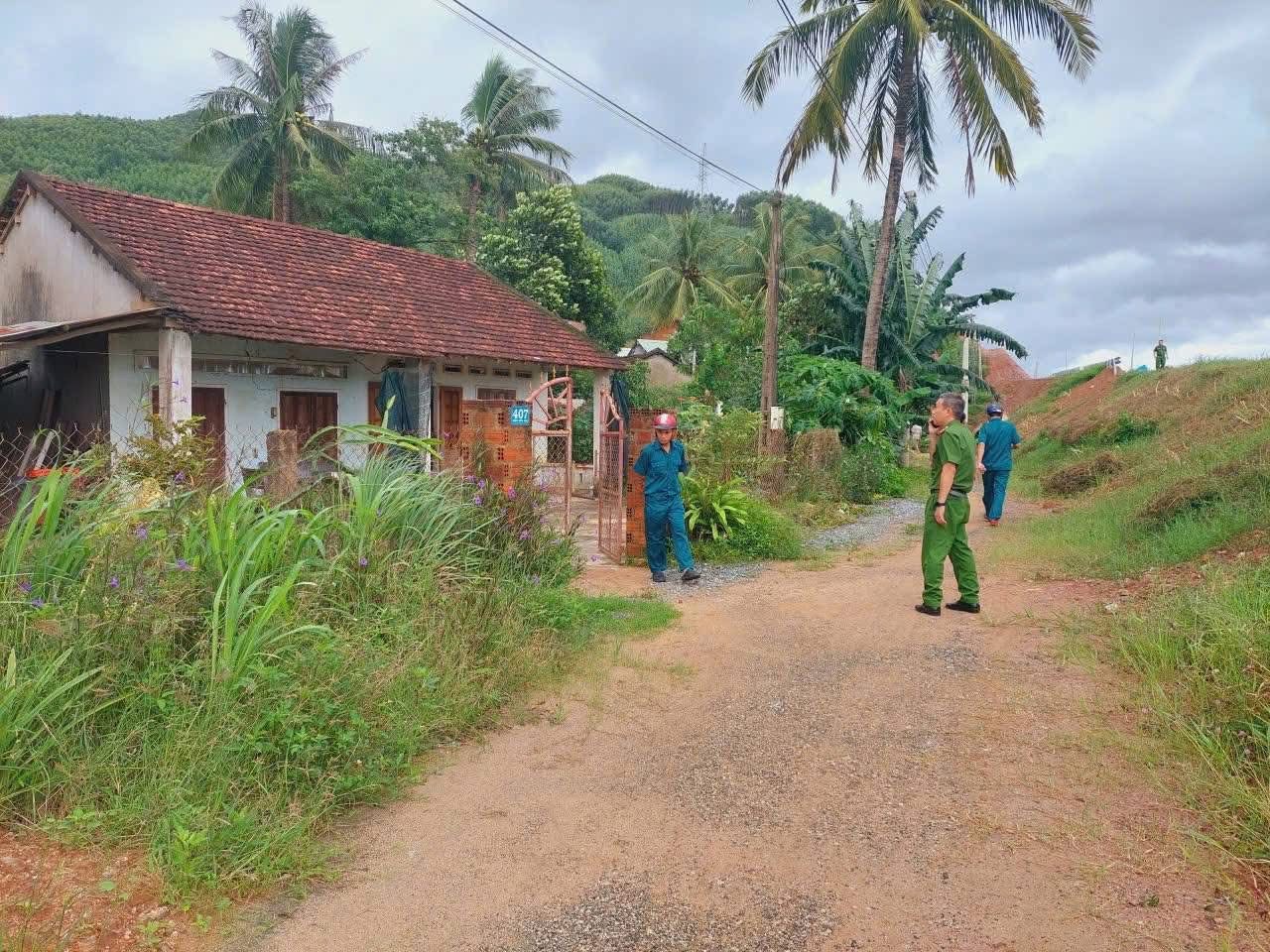 Cận cảnh C&ocirc;ng an Gia Lai căng m&igrave;nh di dời d&acirc;n trước b&atilde;o số 13 Kalmaegi - Ảnh 10.