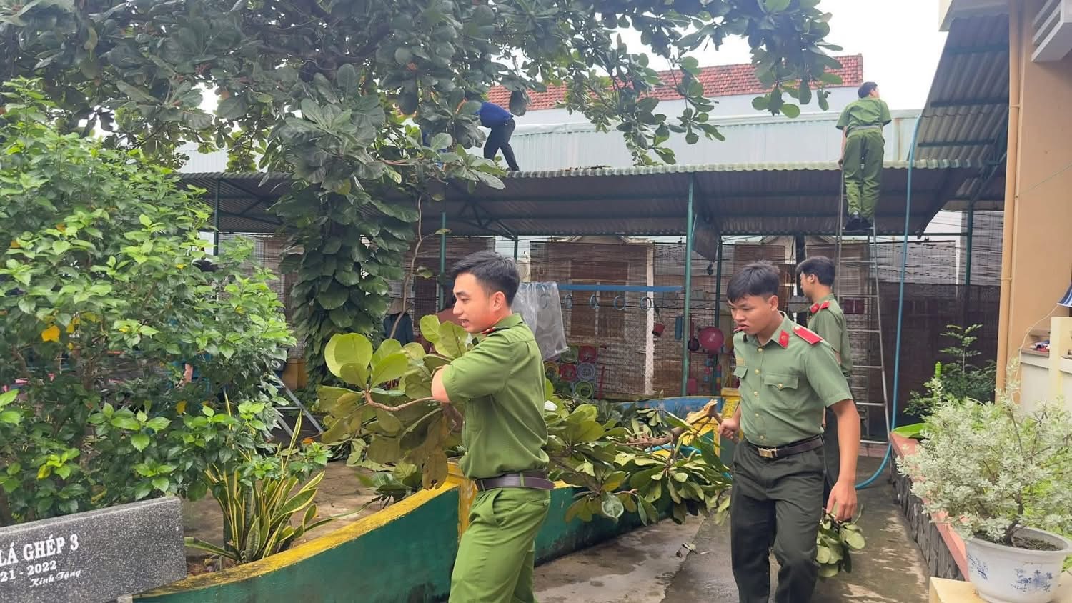 Cận cảnh C&ocirc;ng an Gia Lai căng m&igrave;nh di dời d&acirc;n trước b&atilde;o số 13 Kalmaegi - Ảnh 12.