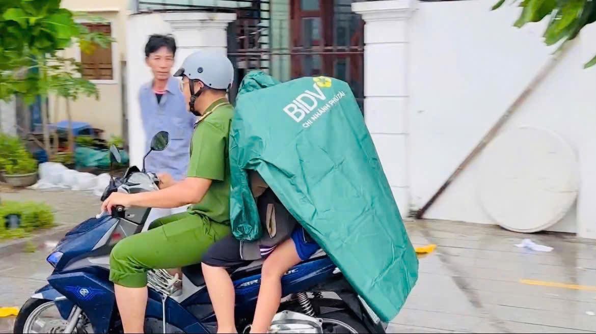 Cận cảnh C&ocirc;ng an Gia Lai căng m&igrave;nh di dời d&acirc;n trước b&atilde;o số 13 Kalmaegi - Ảnh 14.