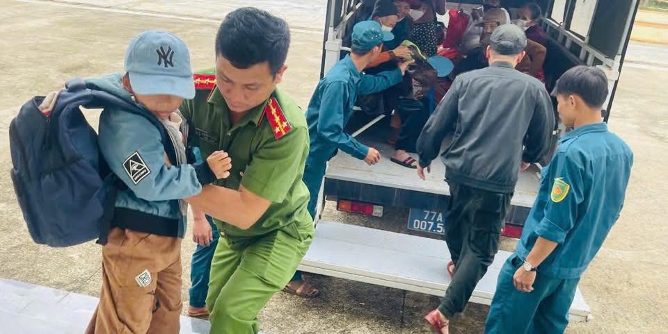 Cận cảnh C&ocirc;ng an Gia Lai căng m&igrave;nh di dời d&acirc;n trước b&atilde;o số 13 Kalmaegi - Ảnh 15.