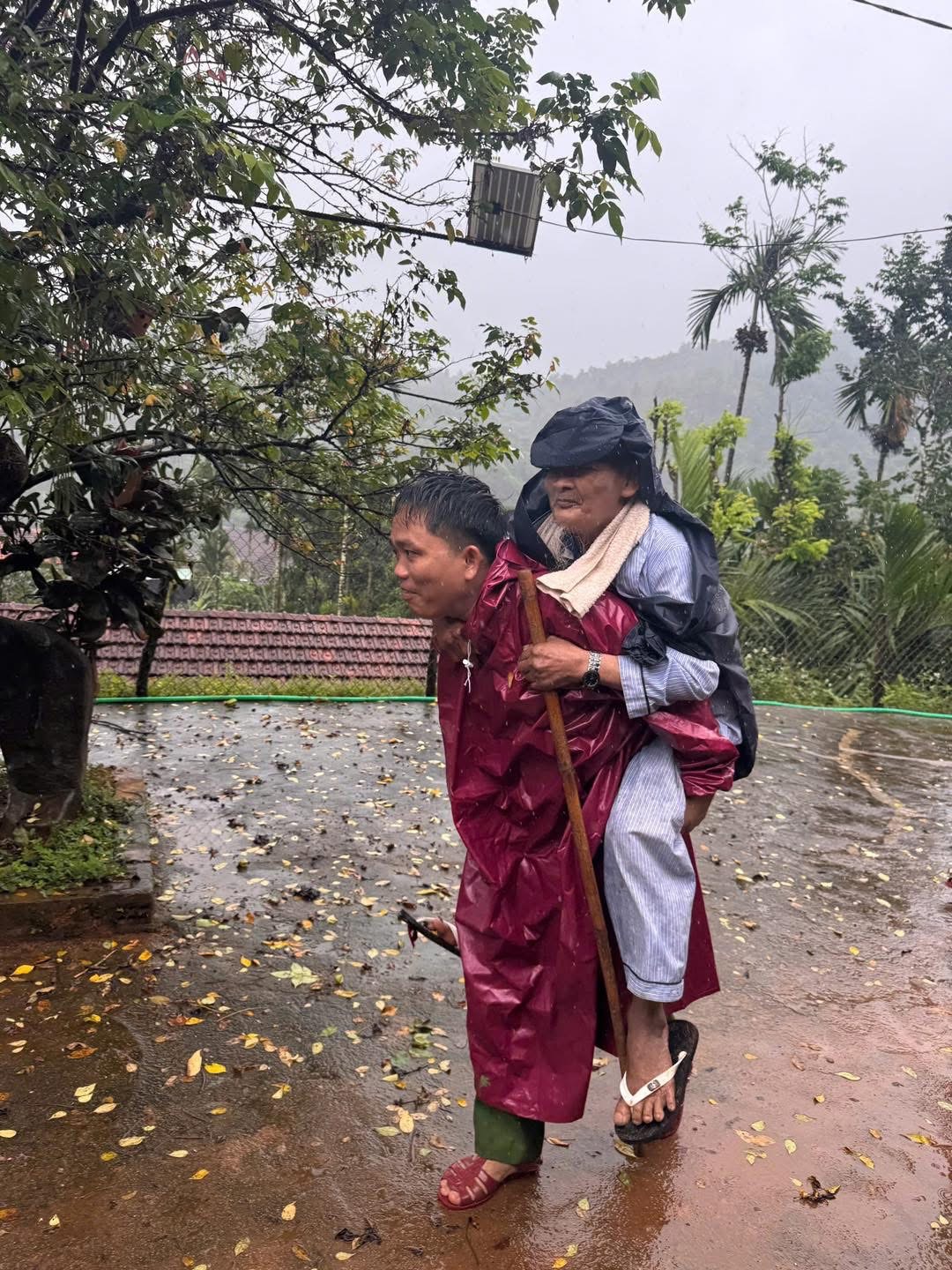 Cận cảnh C&ocirc;ng an Gia Lai căng m&igrave;nh di dời d&acirc;n trước b&atilde;o số 13 Kalmaegi - Ảnh 17.