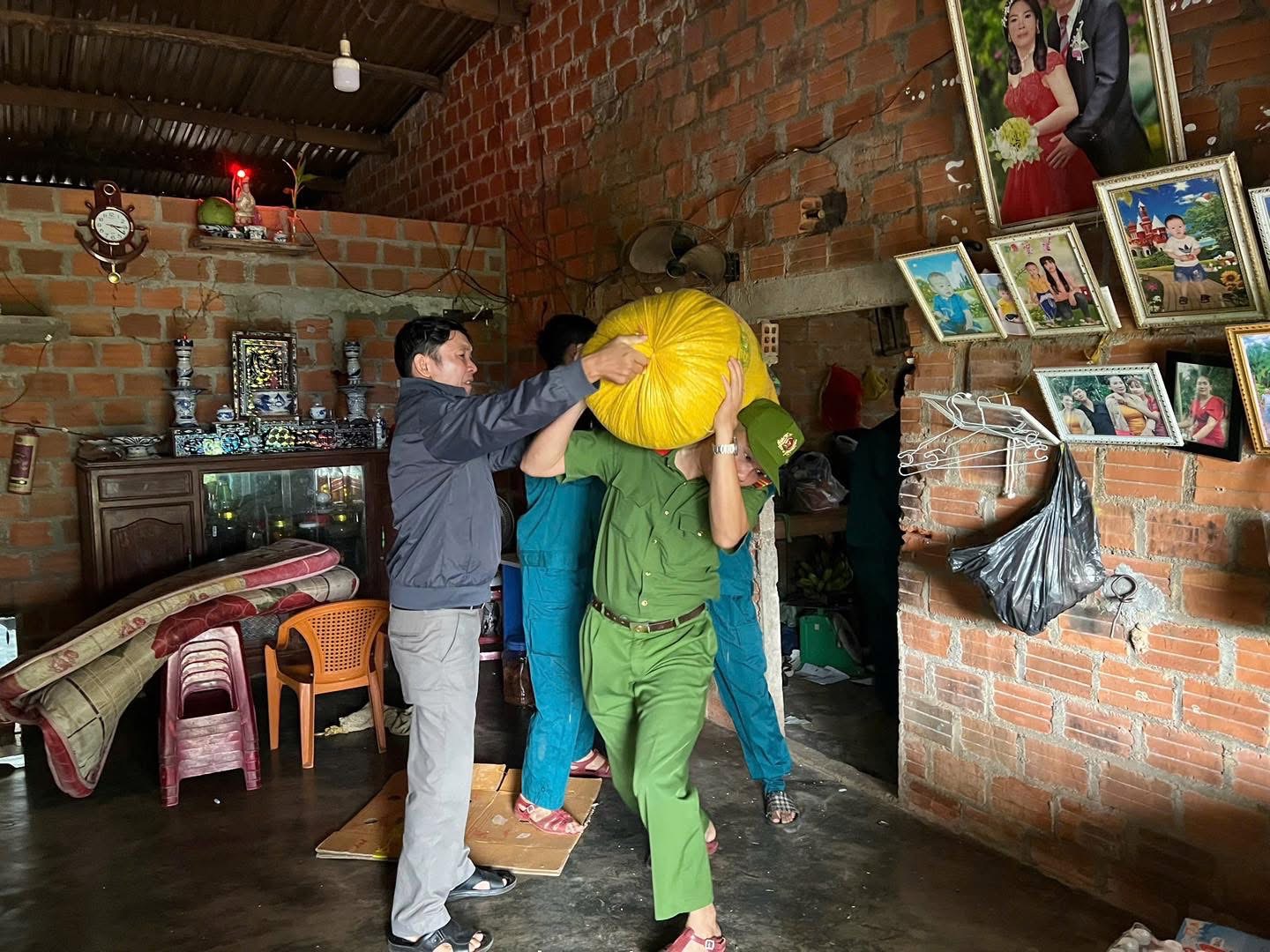 Cận cảnh C&ocirc;ng an Gia Lai căng m&igrave;nh di dời d&acirc;n trước b&atilde;o số 13 Kalmaegi - Ảnh 19.