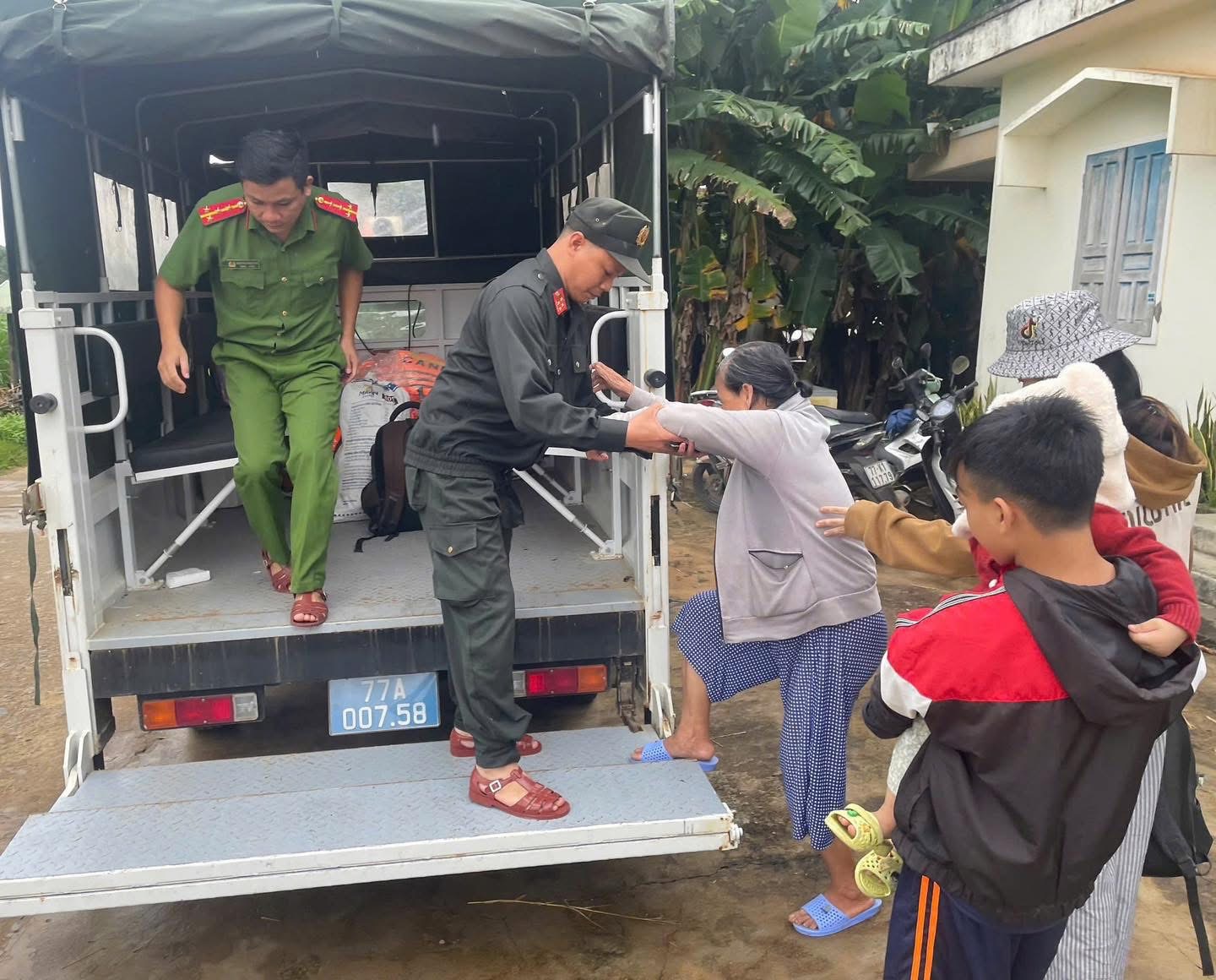 Cận cảnh C&ocirc;ng an Gia Lai căng m&igrave;nh di dời d&acirc;n trước b&atilde;o số 13 Kalmaegi - Ảnh 21.