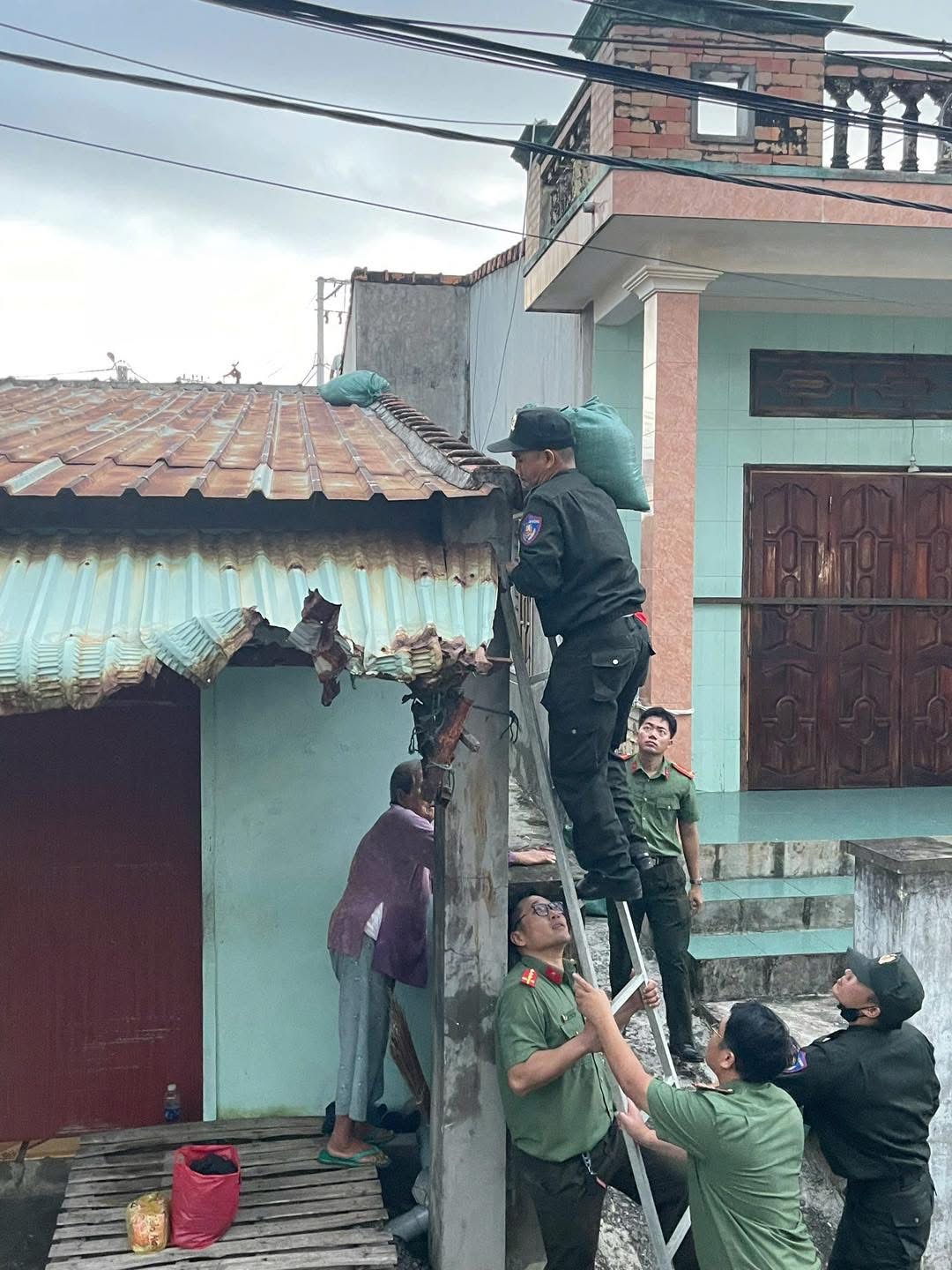Cận cảnh C&ocirc;ng an Gia Lai căng m&igrave;nh di dời d&acirc;n trước b&atilde;o số 13 Kalmaegi - Ảnh 24.