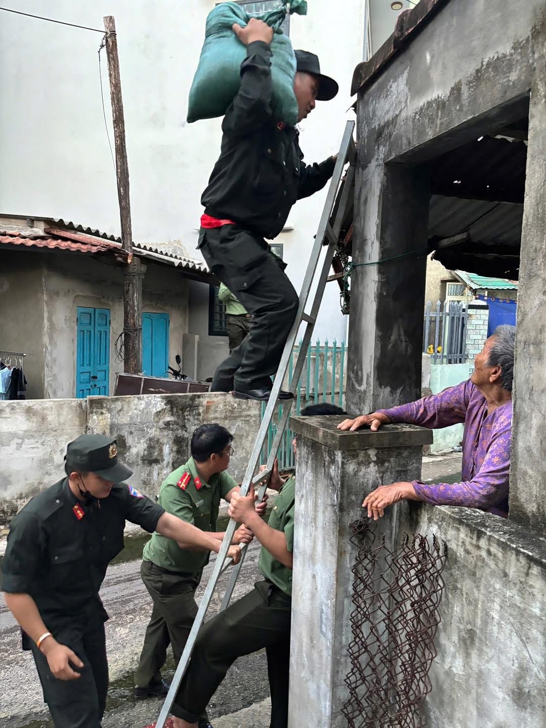 Cận cảnh C&ocirc;ng an Gia Lai căng m&igrave;nh di dời d&acirc;n trước b&atilde;o số 13 Kalmaegi - Ảnh 26.