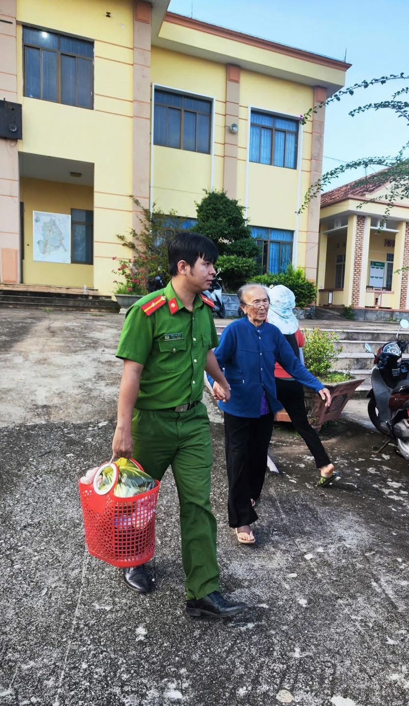 Cận cảnh C&ocirc;ng an Gia Lai căng m&igrave;nh di dời d&acirc;n trước b&atilde;o số 13 Kalmaegi - Ảnh 28.